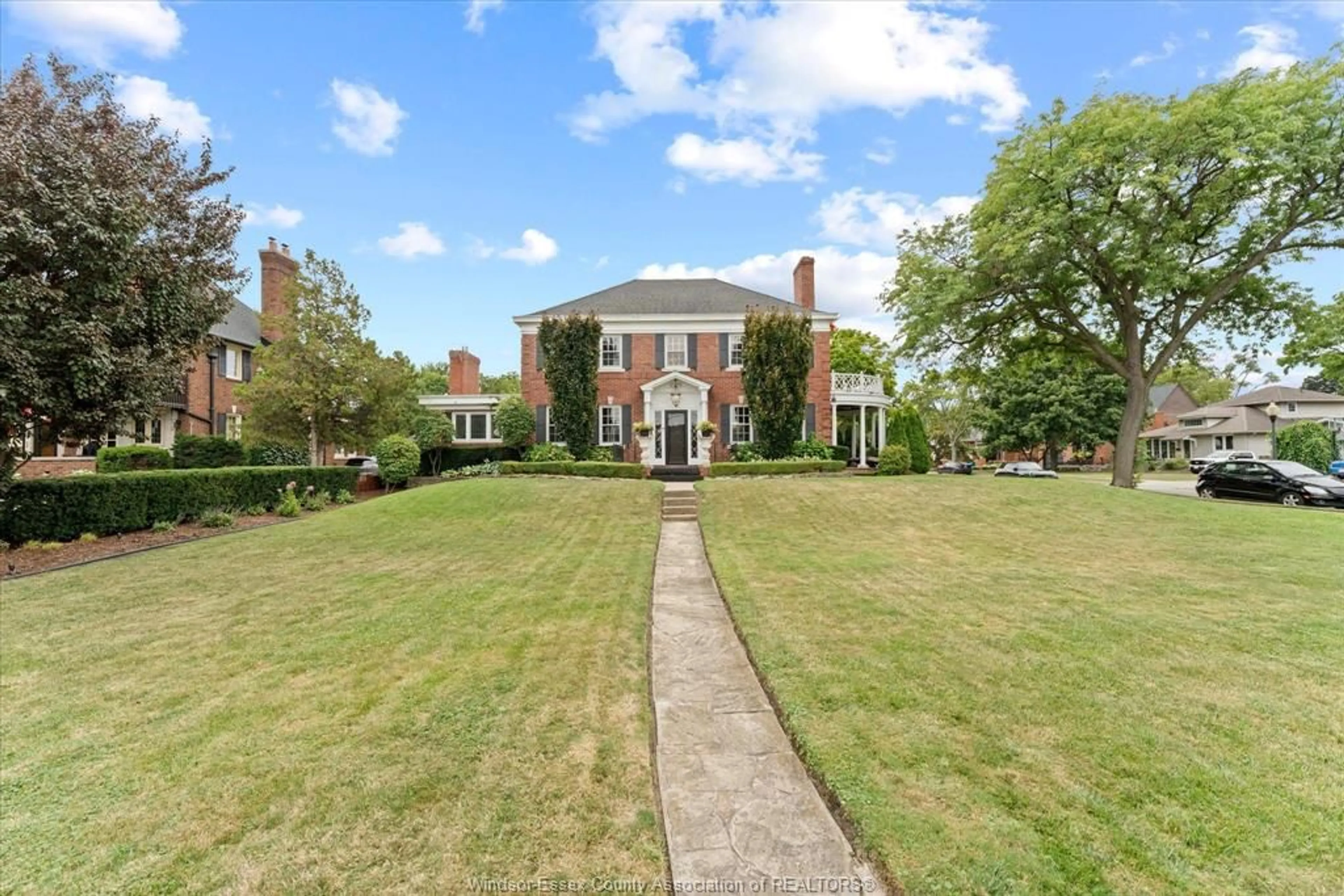 A pic from outside/outdoor area/front of a property/back of a property/a pic from drone, street for 5325 RIVERSIDE Dr, Windsor Ontario N8S 1A3