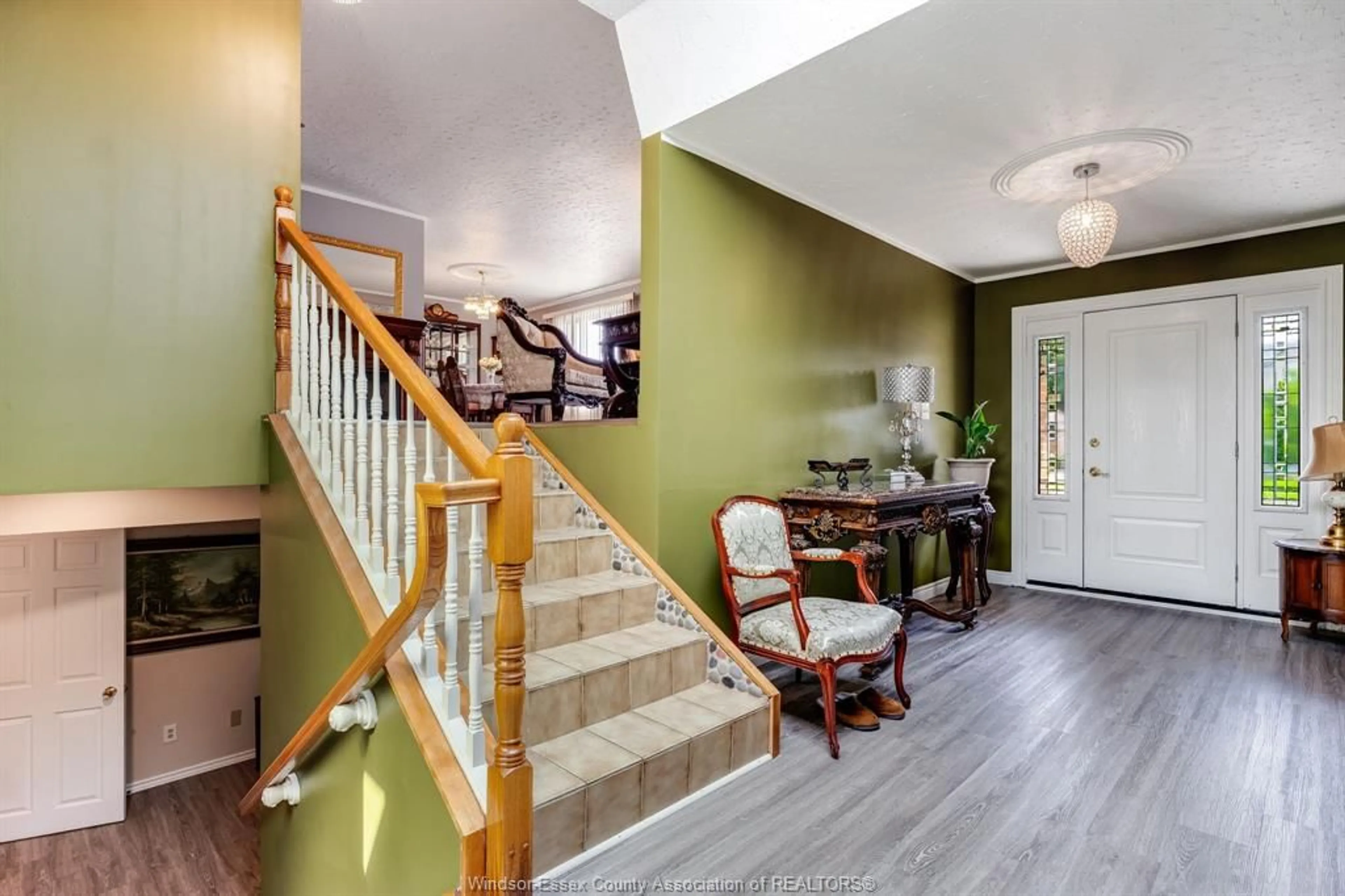 Indoor entryway for 37 Elizabeth Cres, Leamington Ontario N8H 4Y4