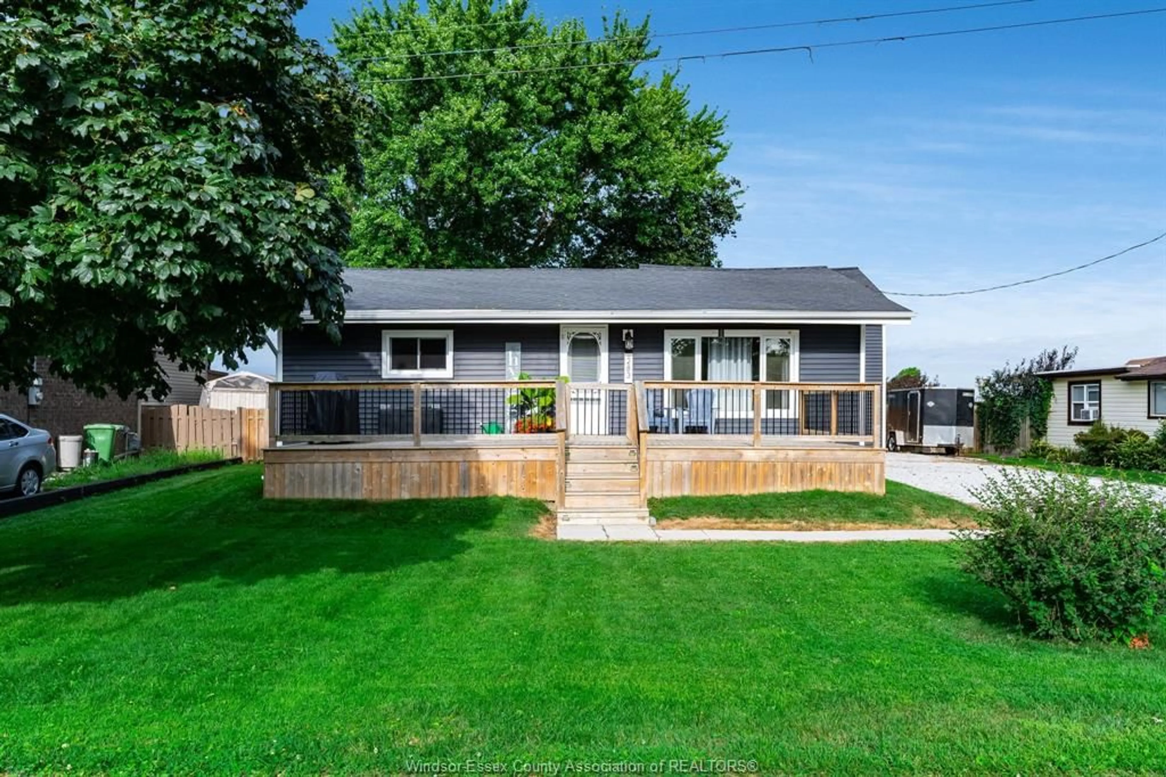 Home with vinyl exterior material, street for 283 Ford Rd, Kingsville Ontario N9Y 3X2