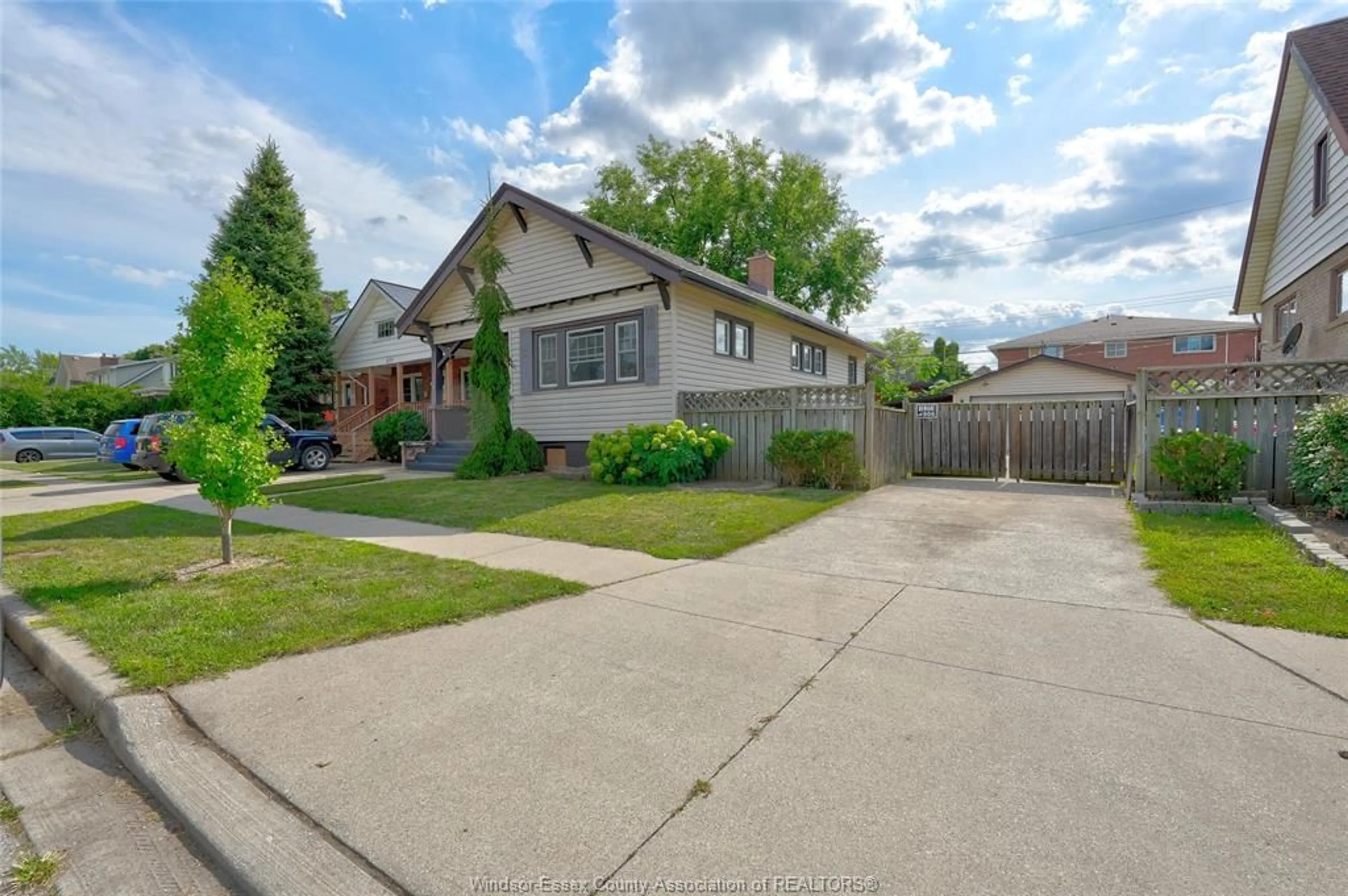A pic from outside/outdoor area/front of a property/back of a property/a pic from drone, street for 849 LAWRENCE Rd, Windsor Ontario N8Y 3Z6