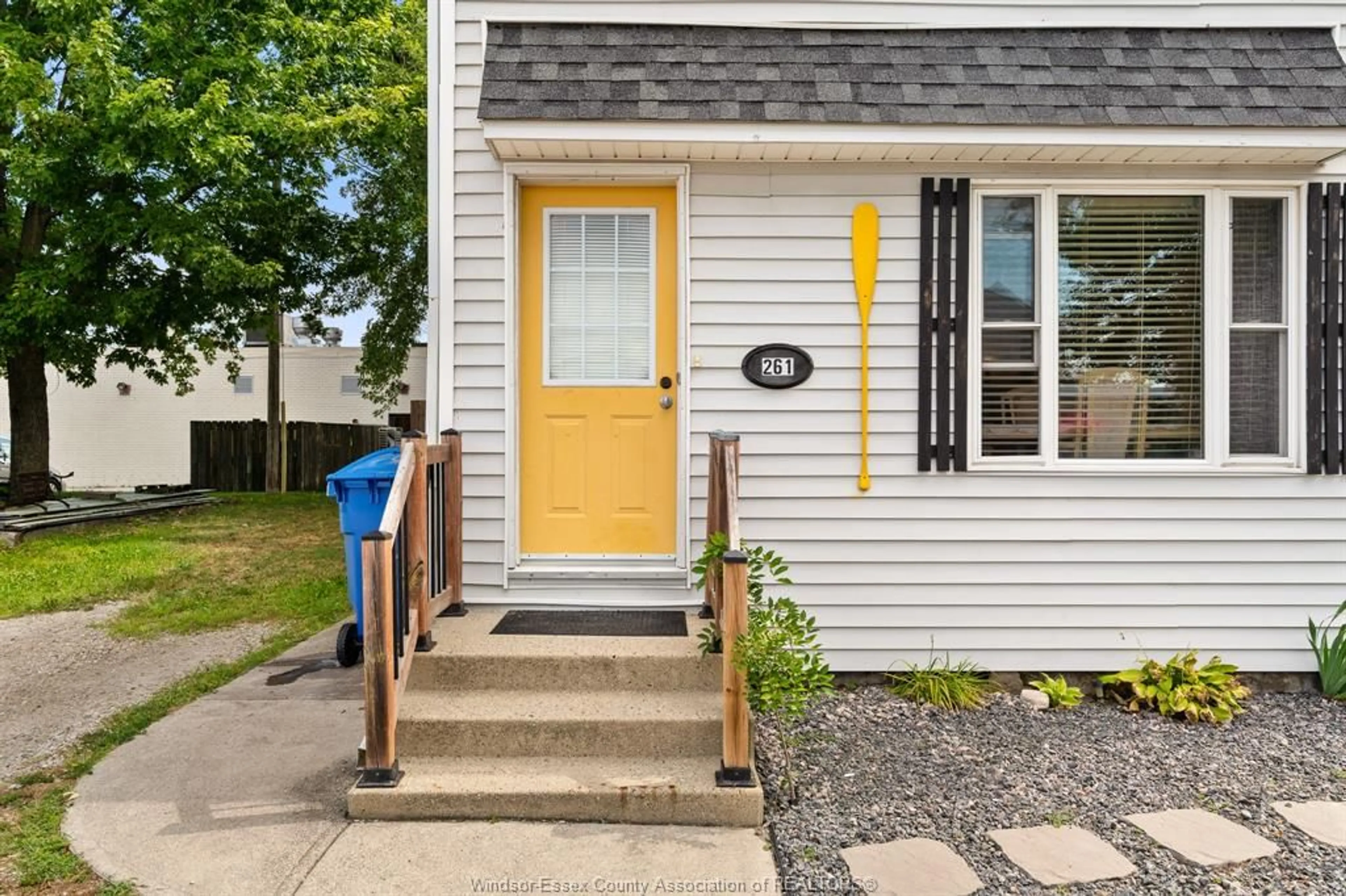 Home with vinyl exterior material, street for 261 Bathurst St, Amherstburg Ontario N9V 1Y8
