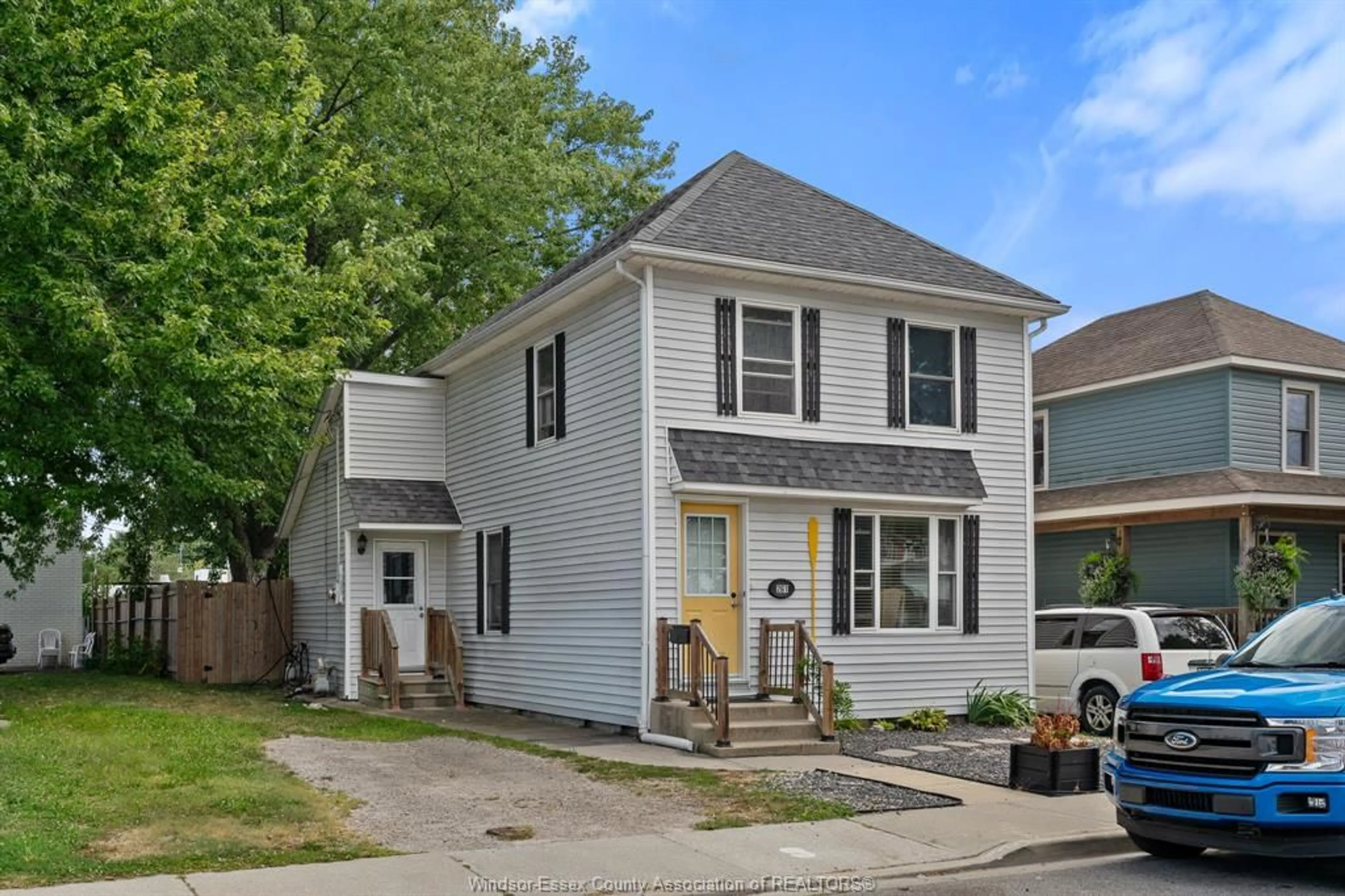 Home with vinyl exterior material, street for 261 Bathurst St, Amherstburg Ontario N9V 1Y8