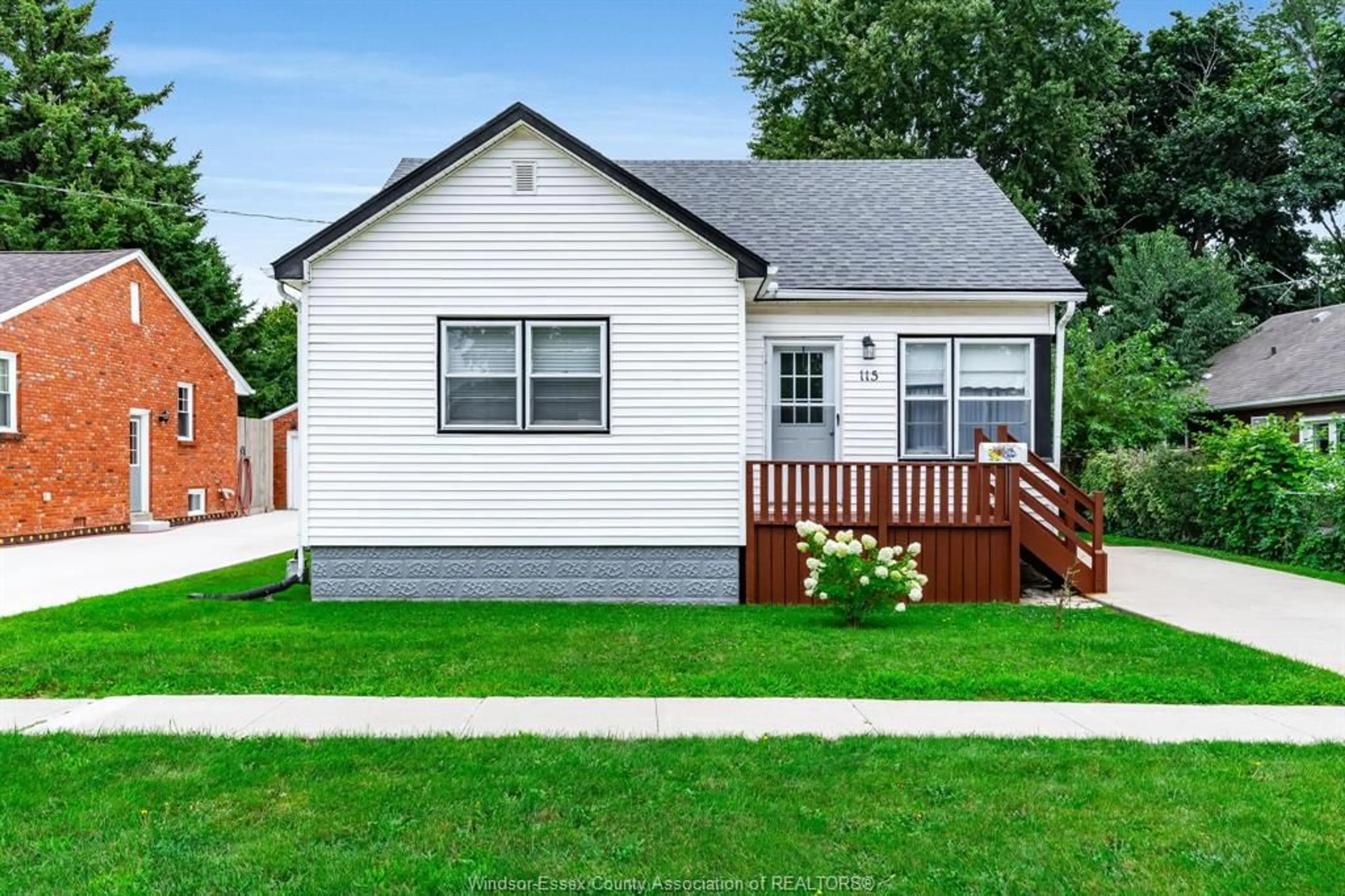 Home with vinyl exterior material, street for 115 VICTORIA Ave, Kingsville Ontario N9Y 1T2