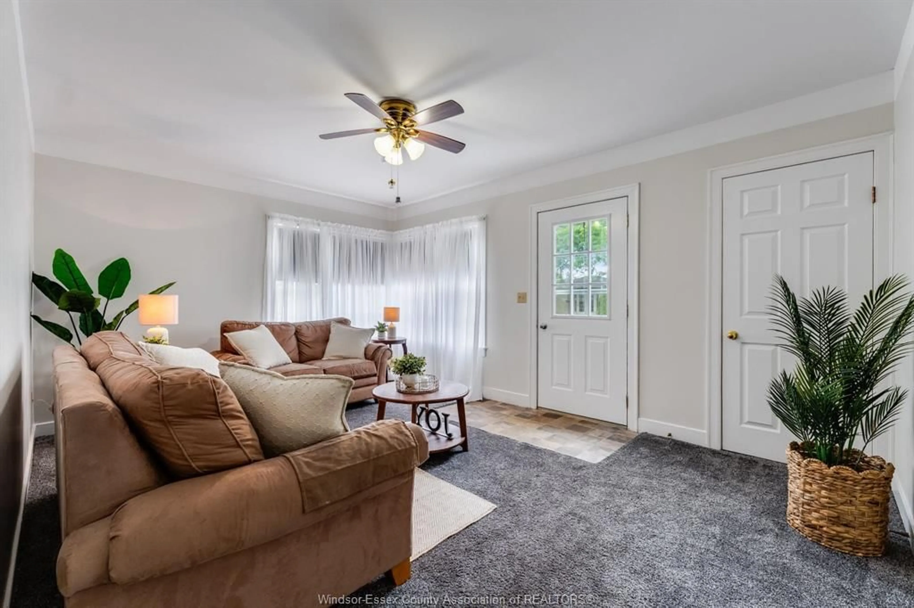 Living room with furniture, carpet floor for 115 VICTORIA Ave, Kingsville Ontario N9Y 1T2