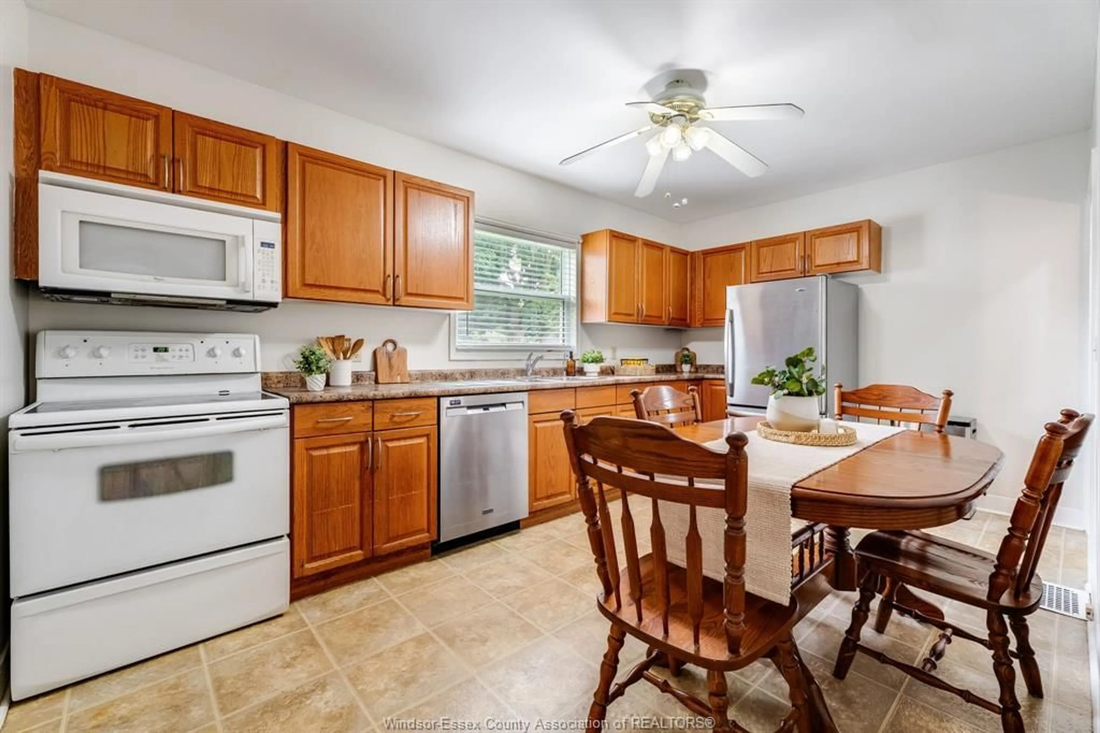 Standard kitchen, ceramic/tile floor for 115 VICTORIA Ave, Kingsville Ontario N9Y 1T2