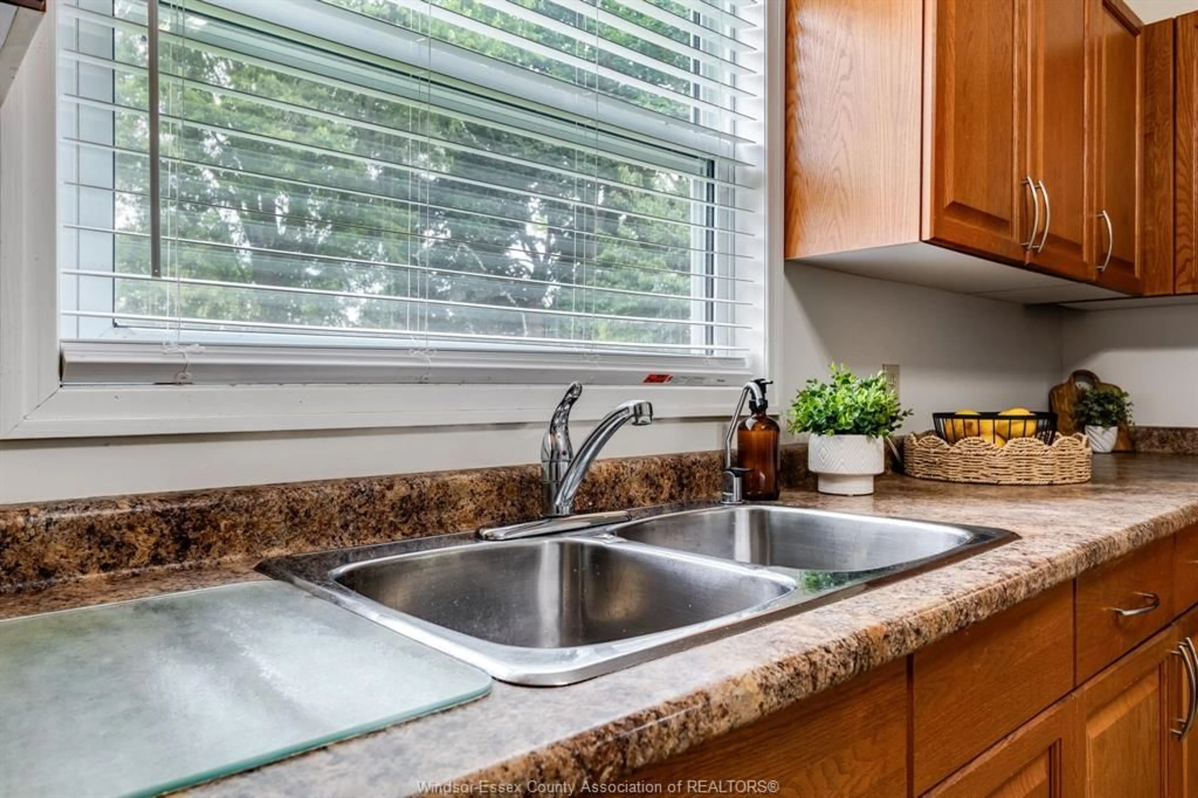 Standard kitchen, ceramic/tile floor for 115 VICTORIA Ave, Kingsville Ontario N9Y 1T2