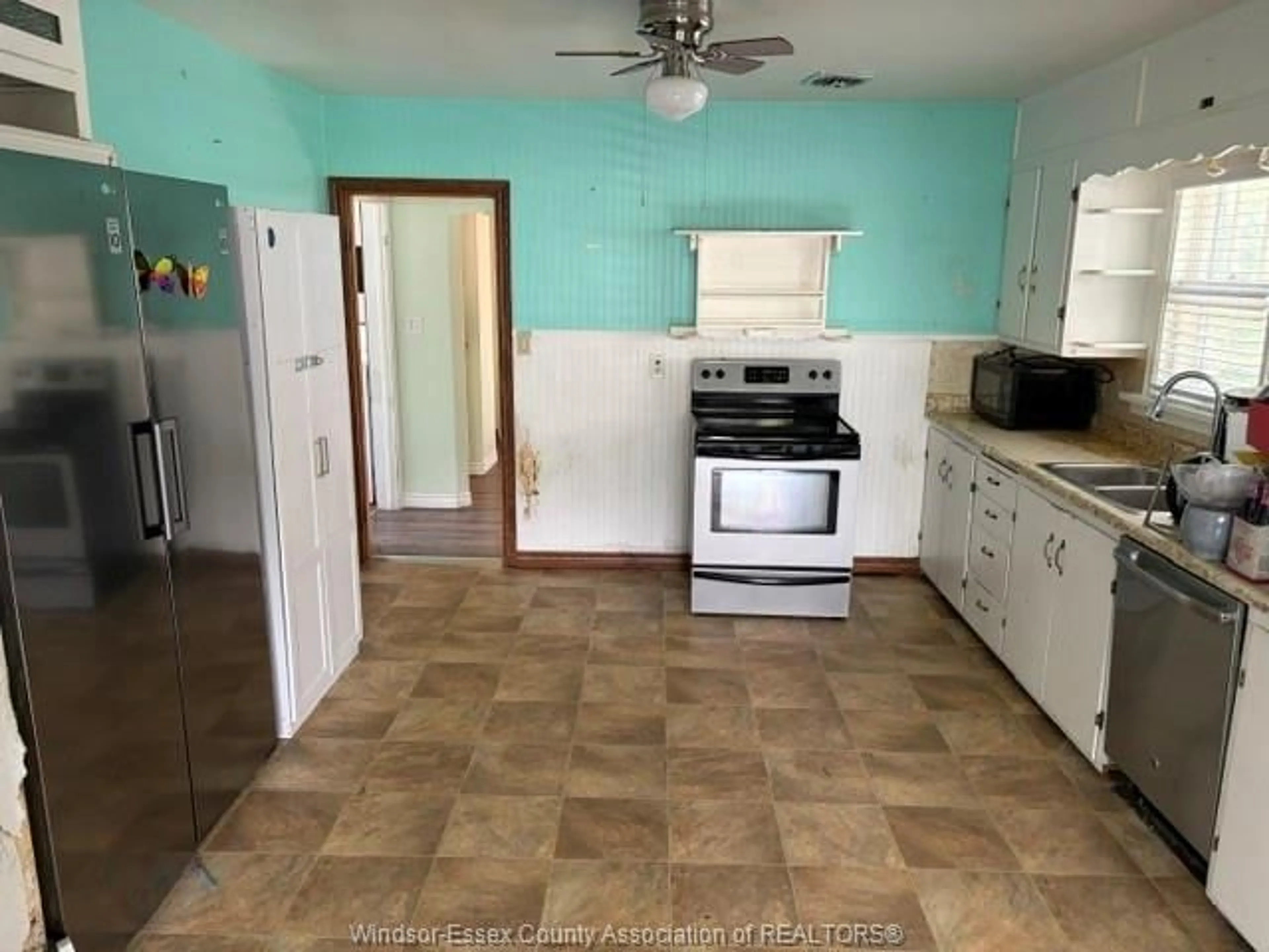 Standard kitchen, ceramic/tile floor for 14 SMITH Ave, Leamington Ontario N8H 1G1