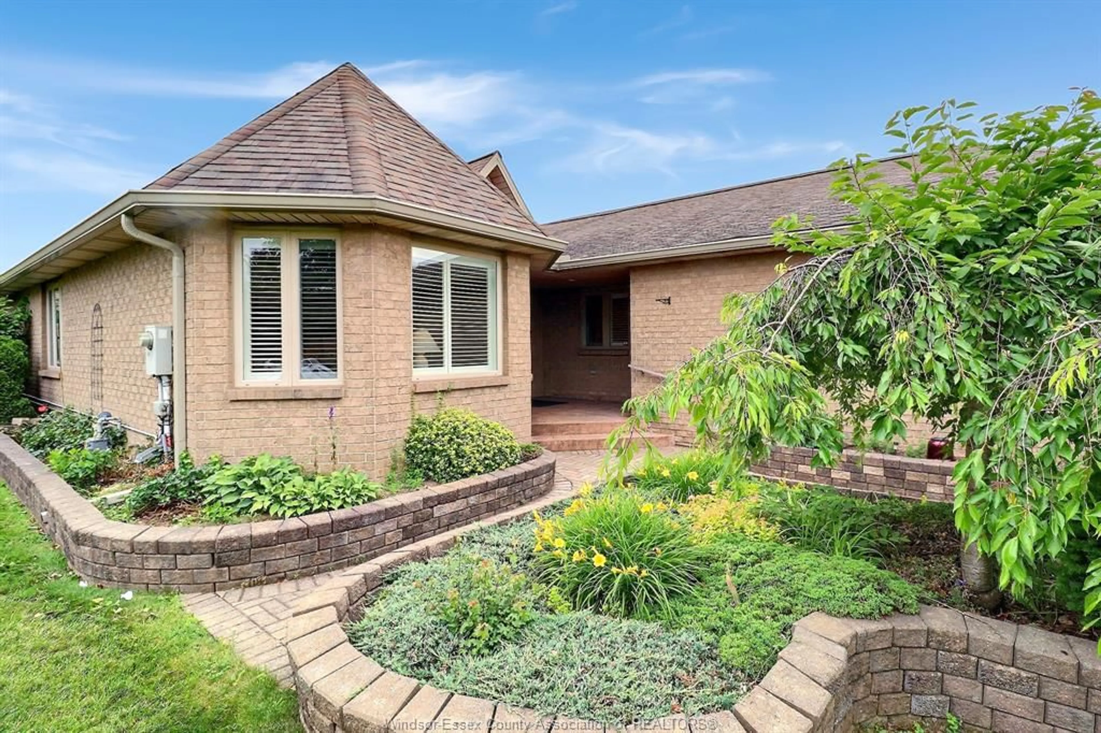 Home with brick exterior material, street for 1099 IMPERIAL Cres, Windsor Ontario N9G 2T4