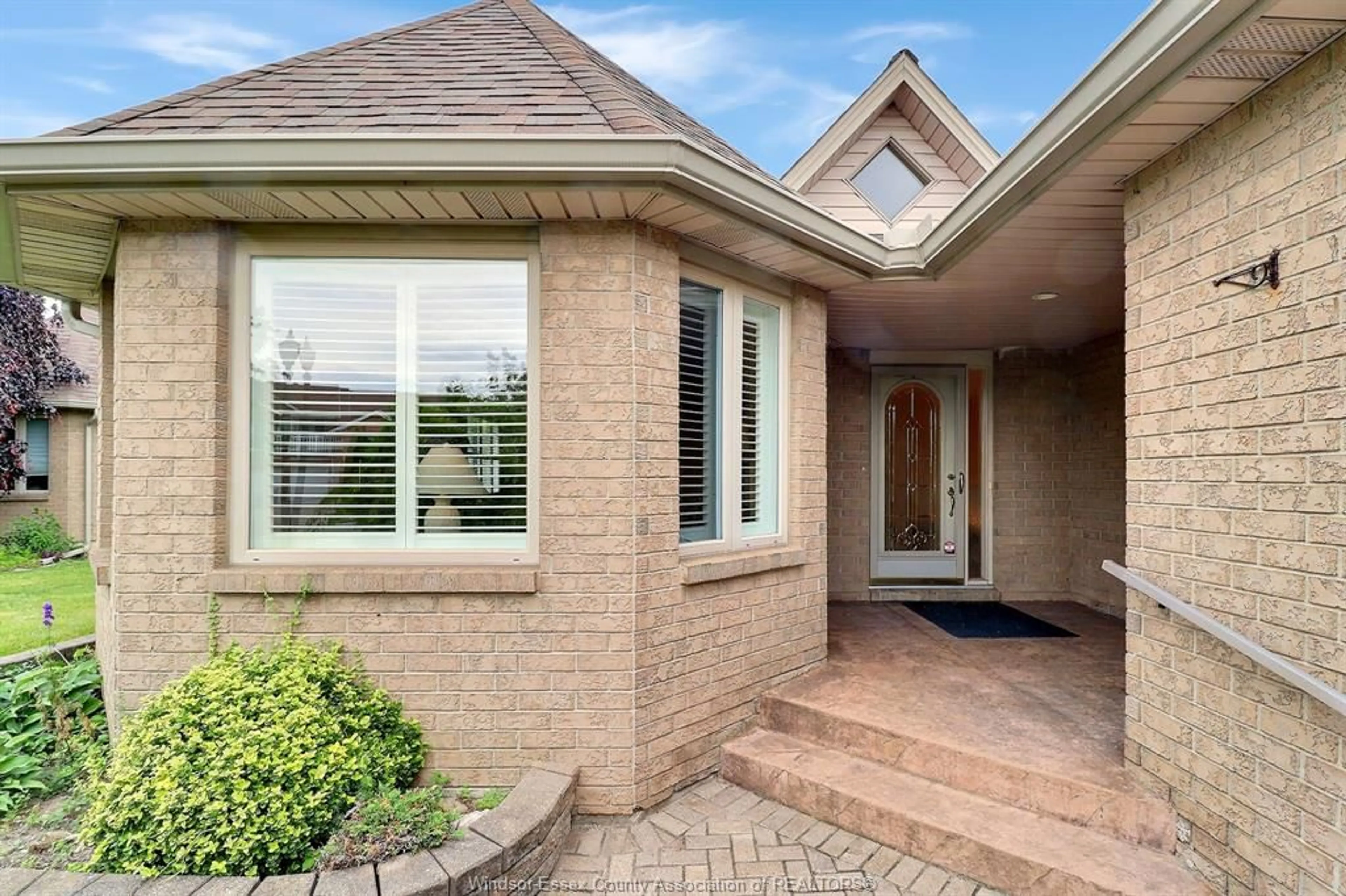 Home with brick exterior material, street for 1099 IMPERIAL Cres, Windsor Ontario N9G 2T4