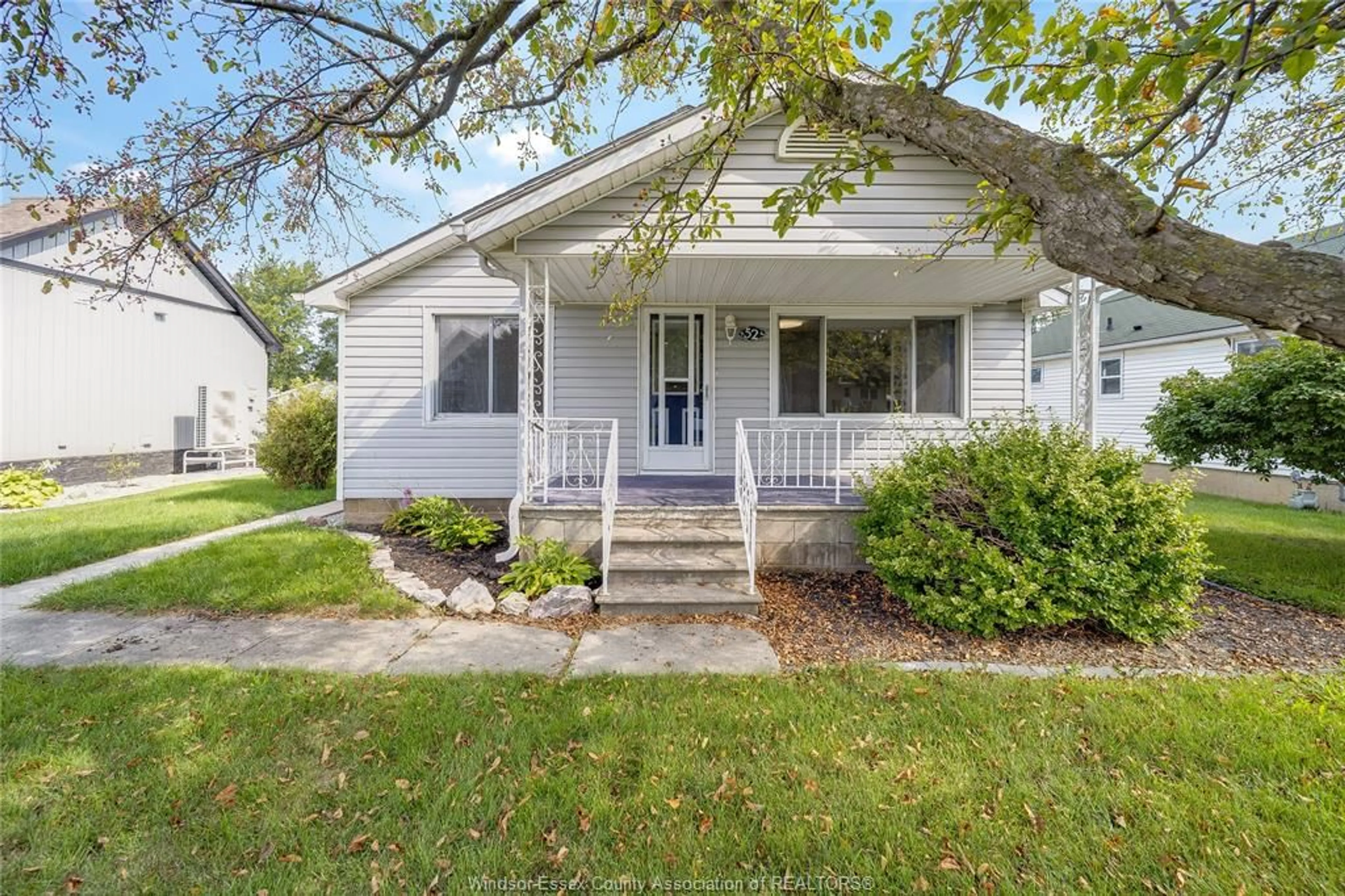 Home with vinyl exterior material, street for 52 PROSPECT St, Tilbury Ontario N0P 2L0