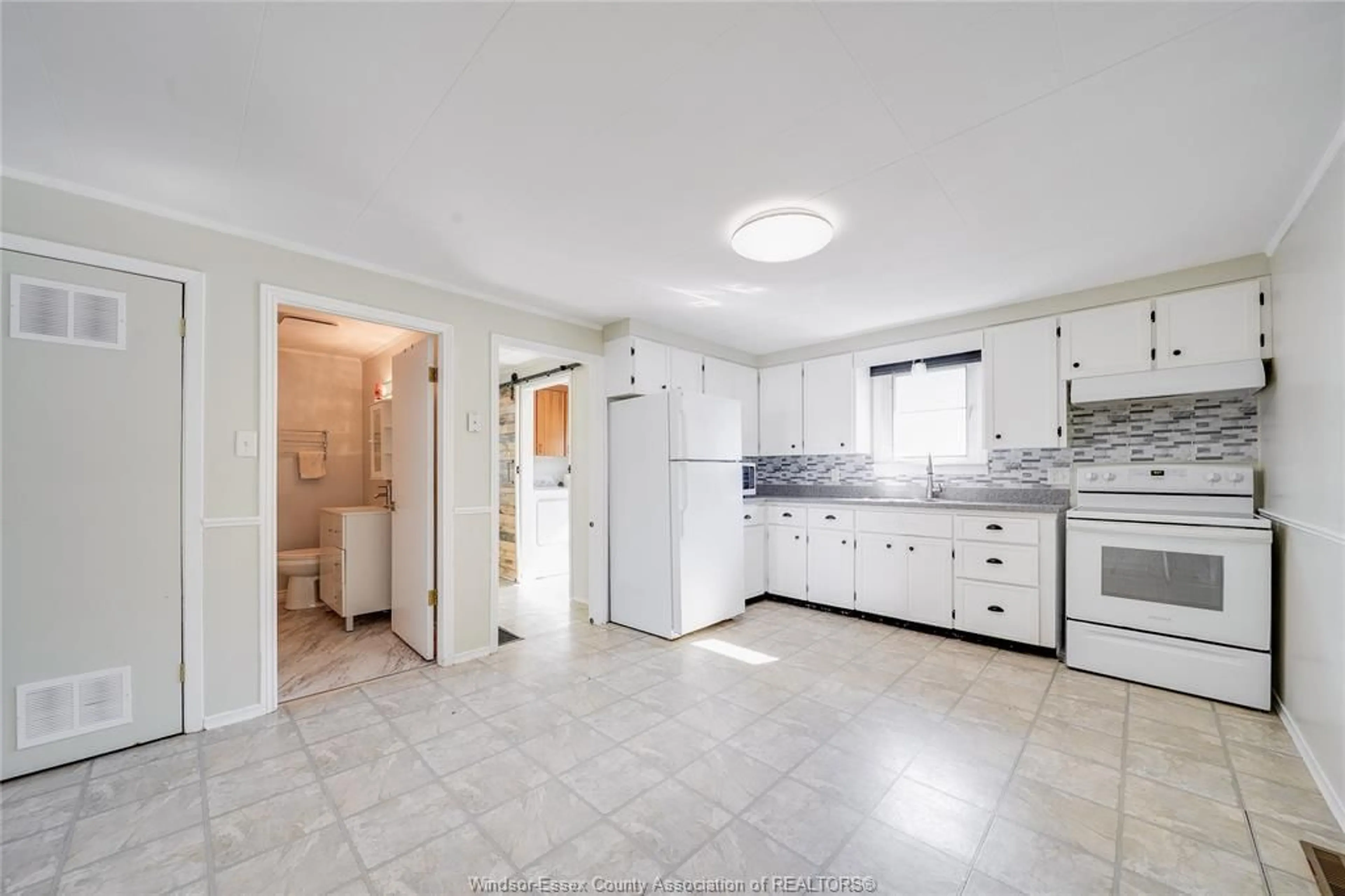 Standard kitchen, ceramic/tile floor for 52 PROSPECT St, Tilbury Ontario N0P 2L0