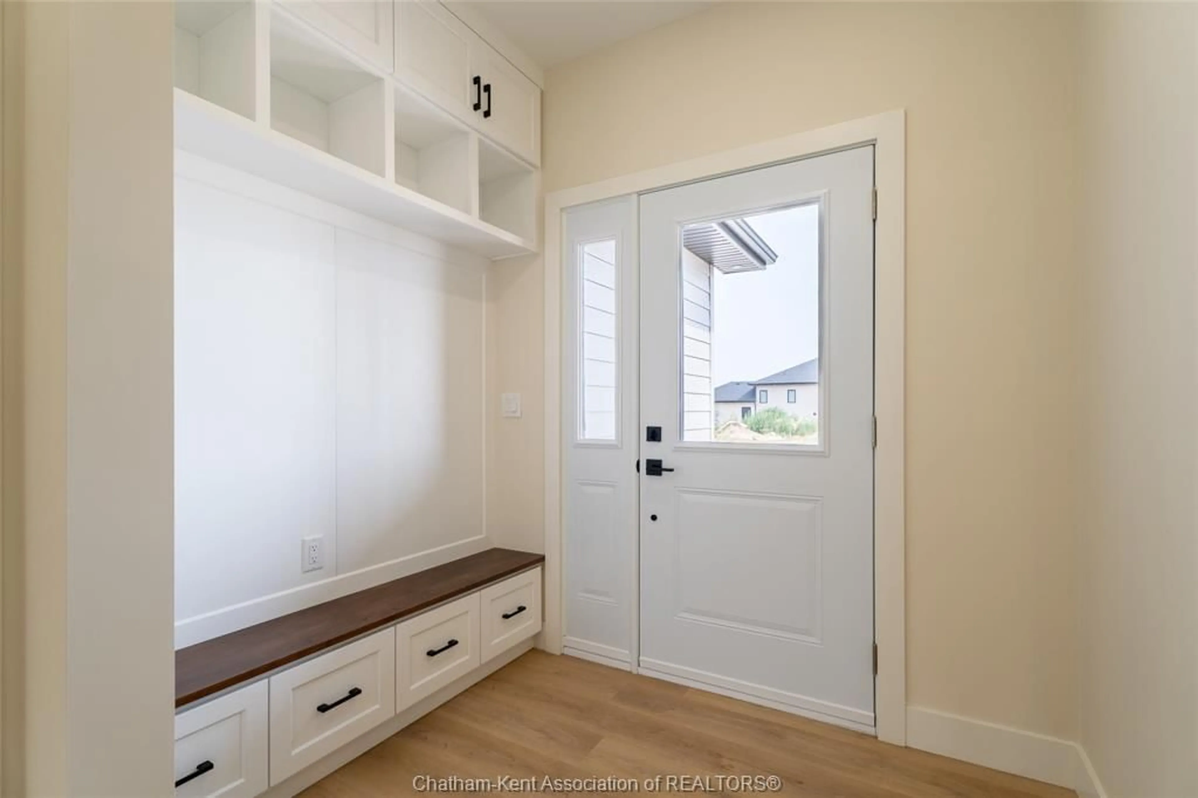 Indoor entryway for 56 LANTERN Lane, Chatham Ontario N7M 0V9