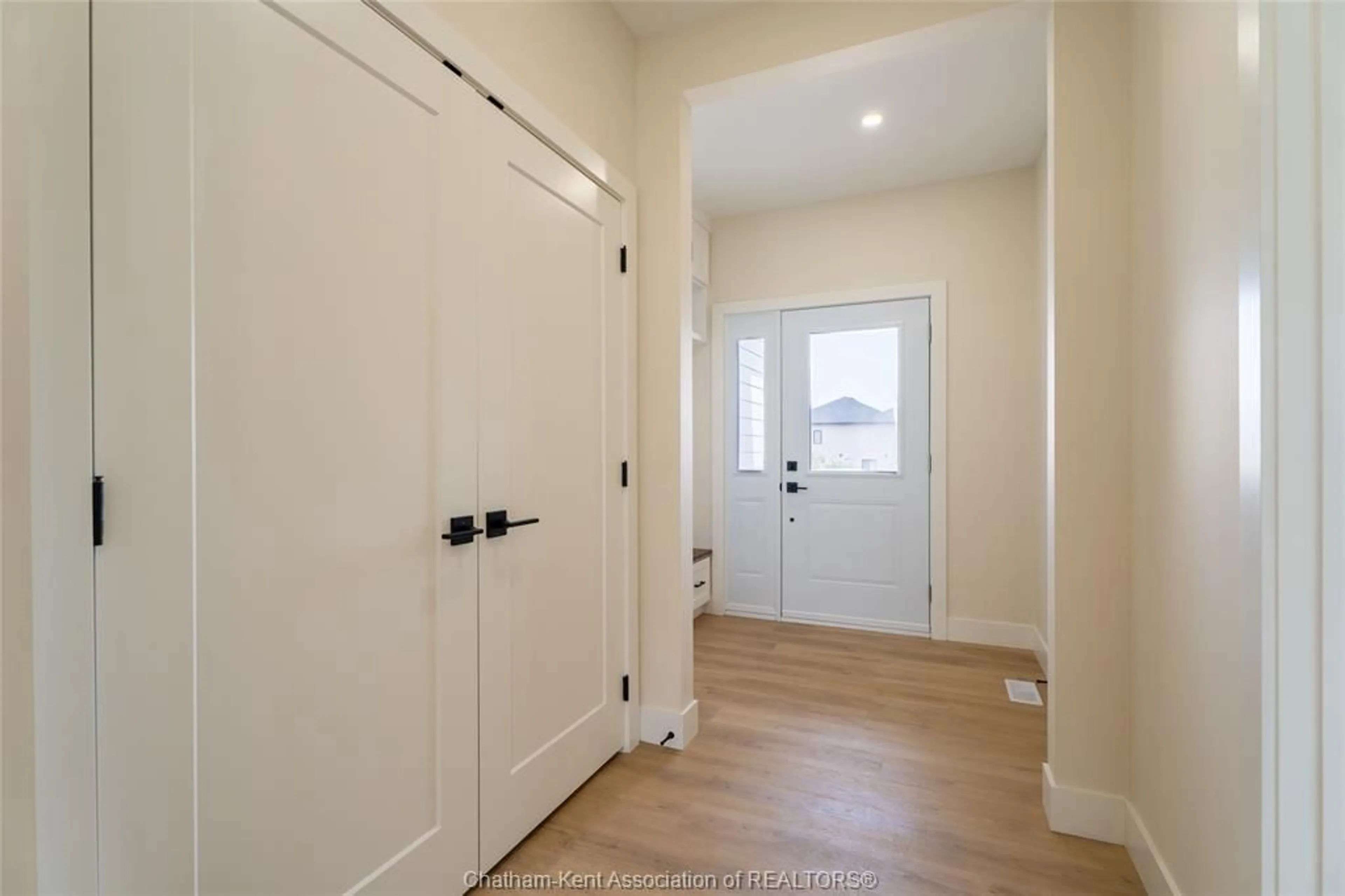 Indoor entryway for 56 LANTERN Lane, Chatham Ontario N7M 0V9