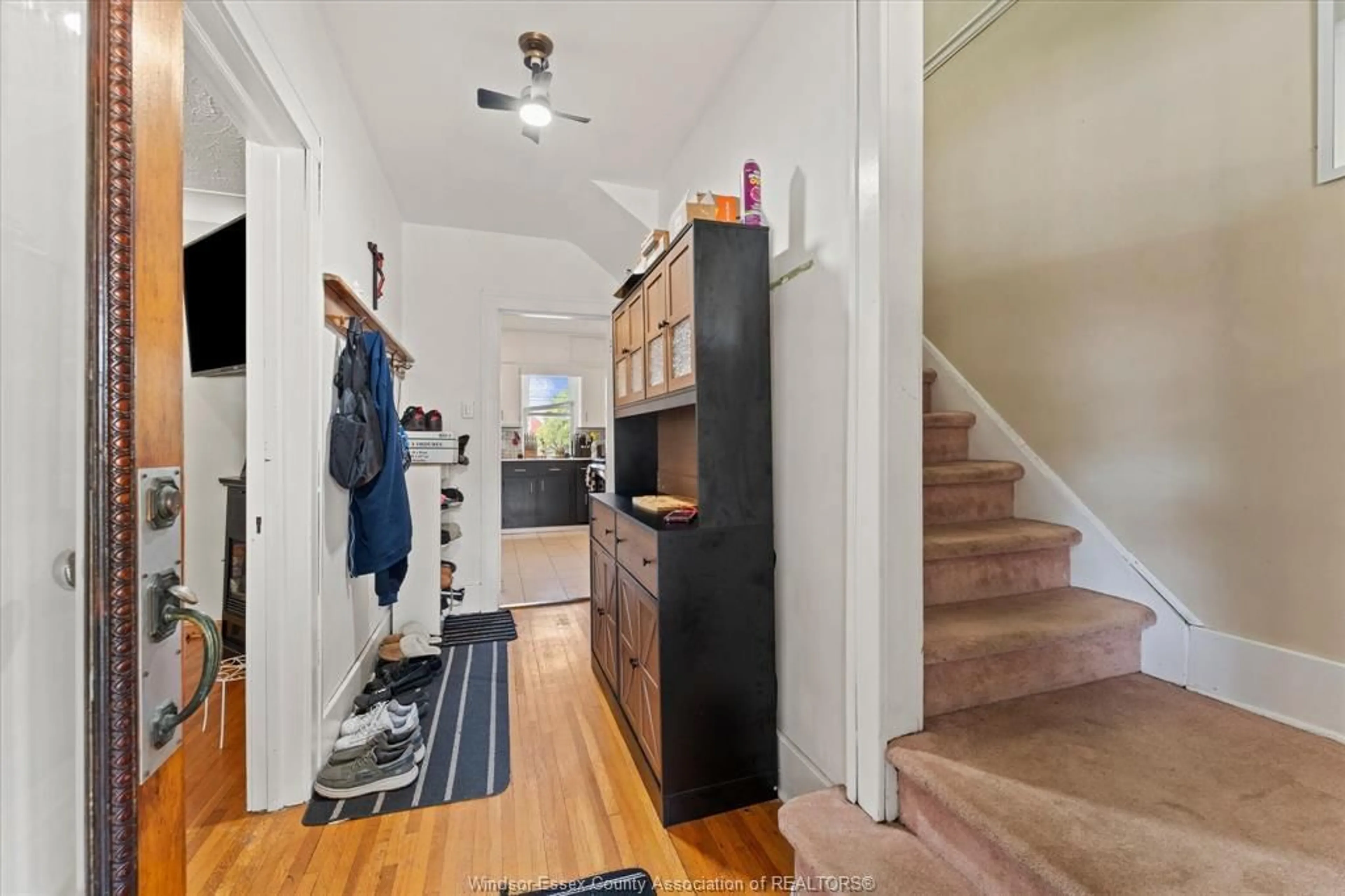 Indoor entryway for 1481 Benjamin Ave, Windsor Ontario N8X 4N2