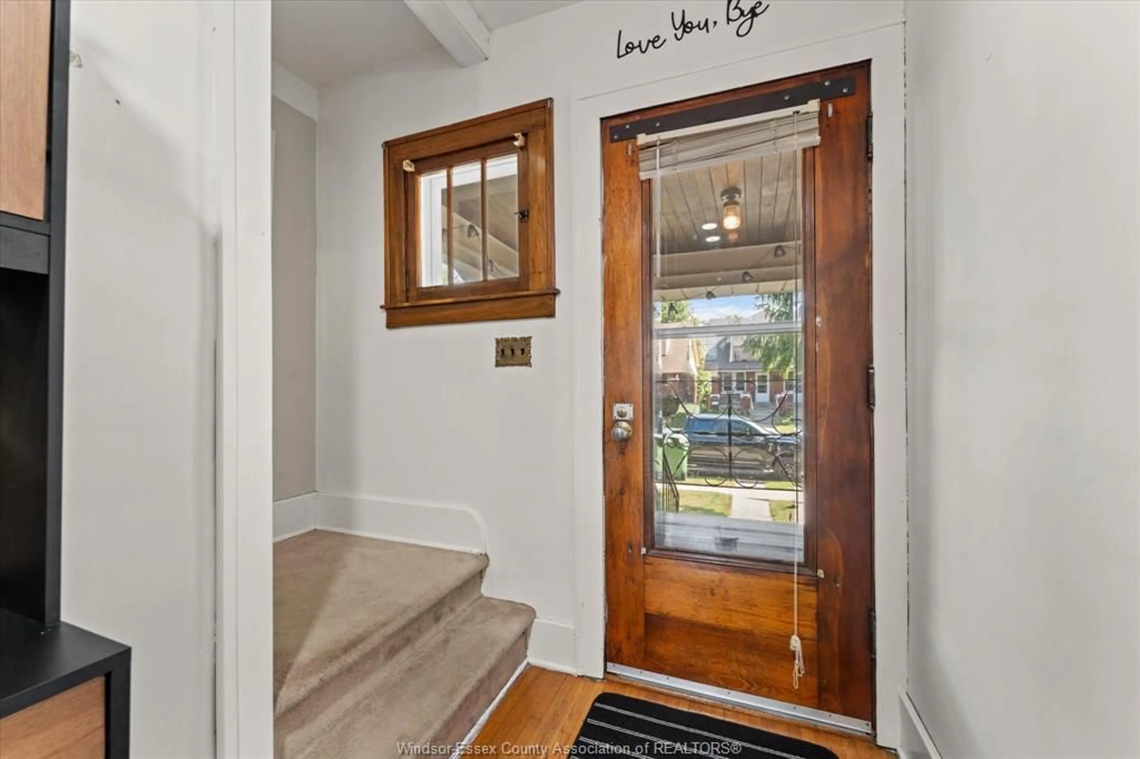Indoor entryway for 1481 Benjamin Ave, Windsor Ontario N8X 4N2