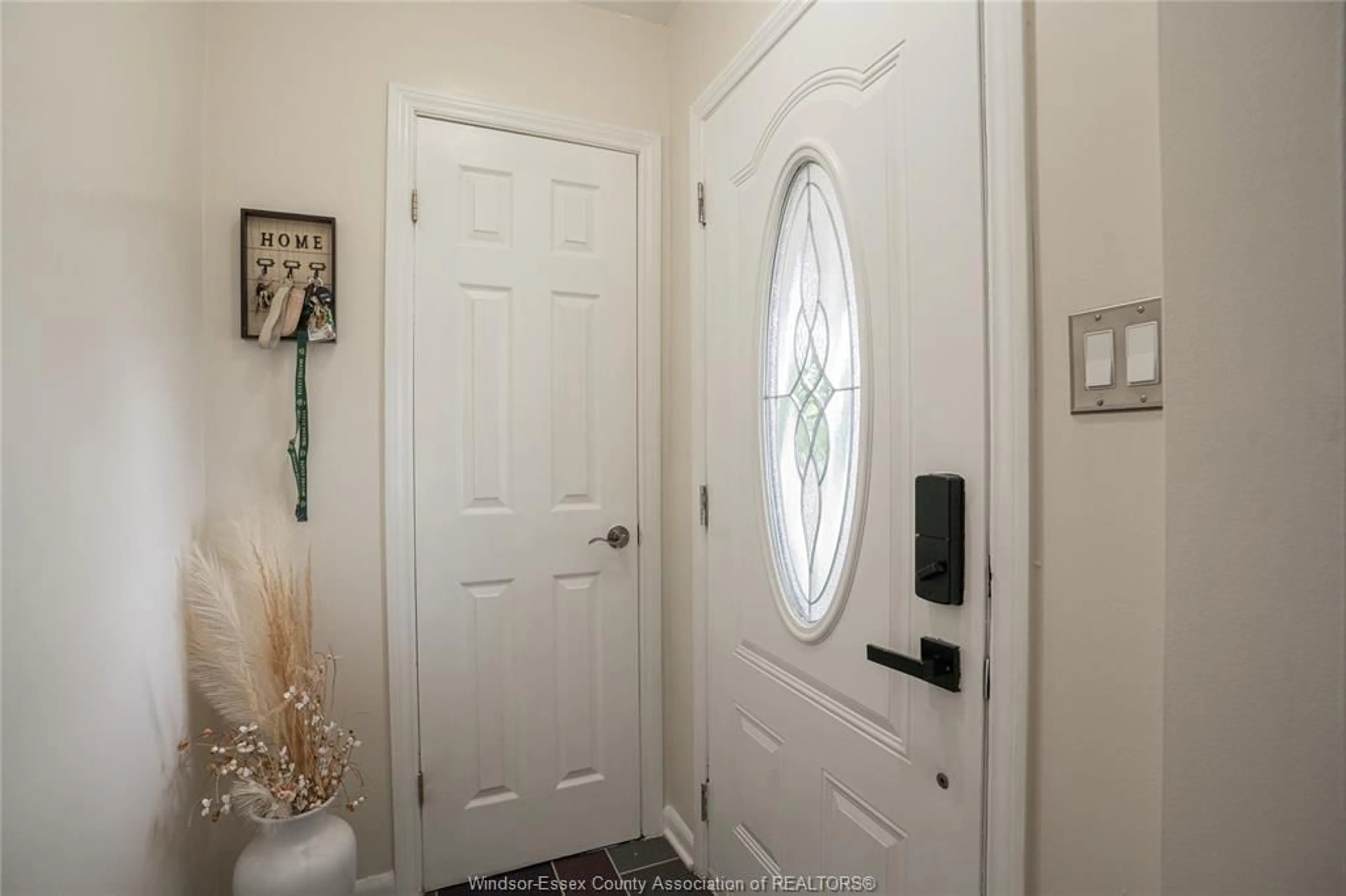 Indoor entryway for 2250 Woodlawn Ave, Windsor Ontario N8W 2H3