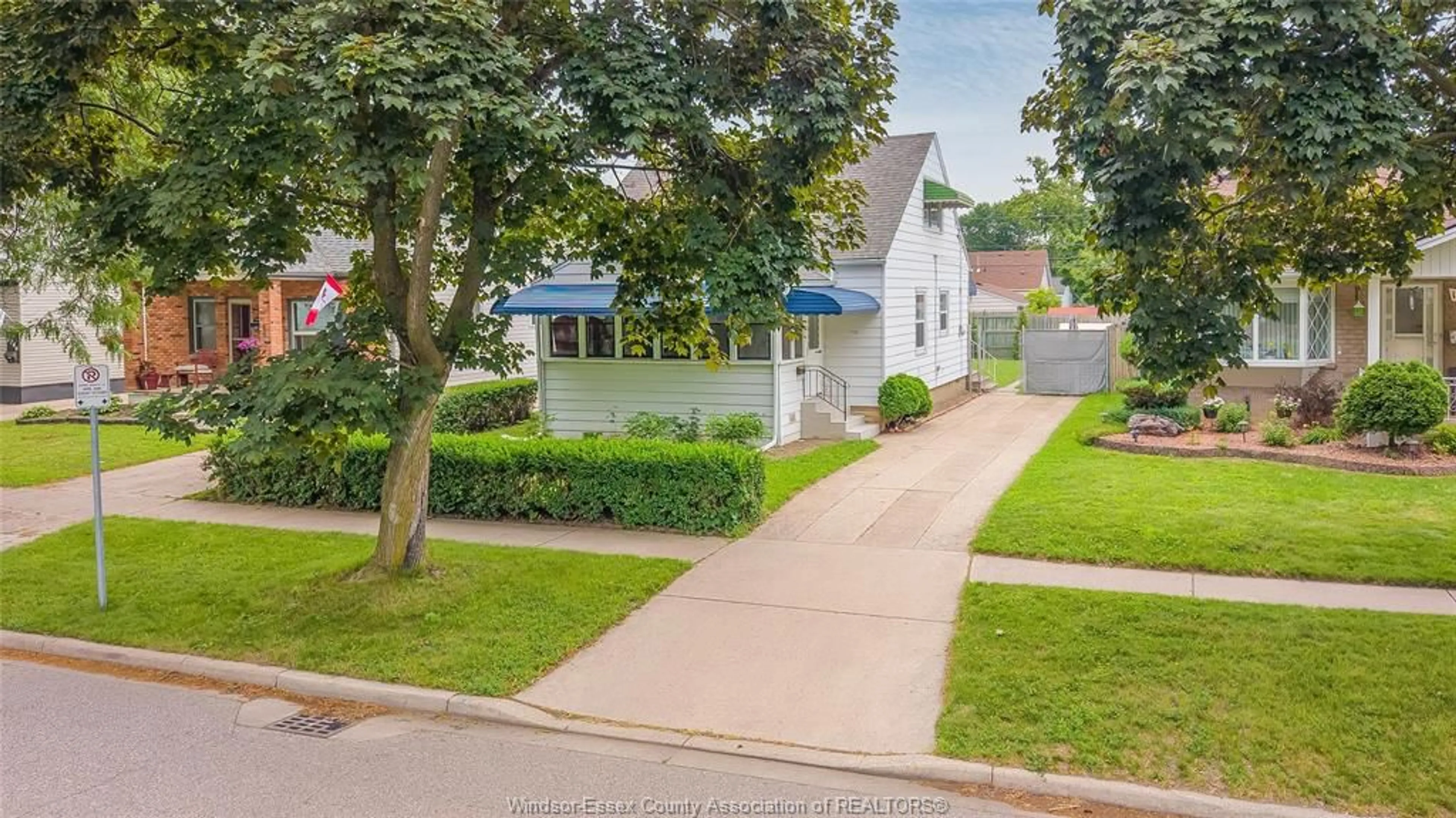 A pic from outside/outdoor area/front of a property/back of a property/a pic from drone, street for 1756 WESTCOTT Rd, Windsor Ontario N8Y 4C9