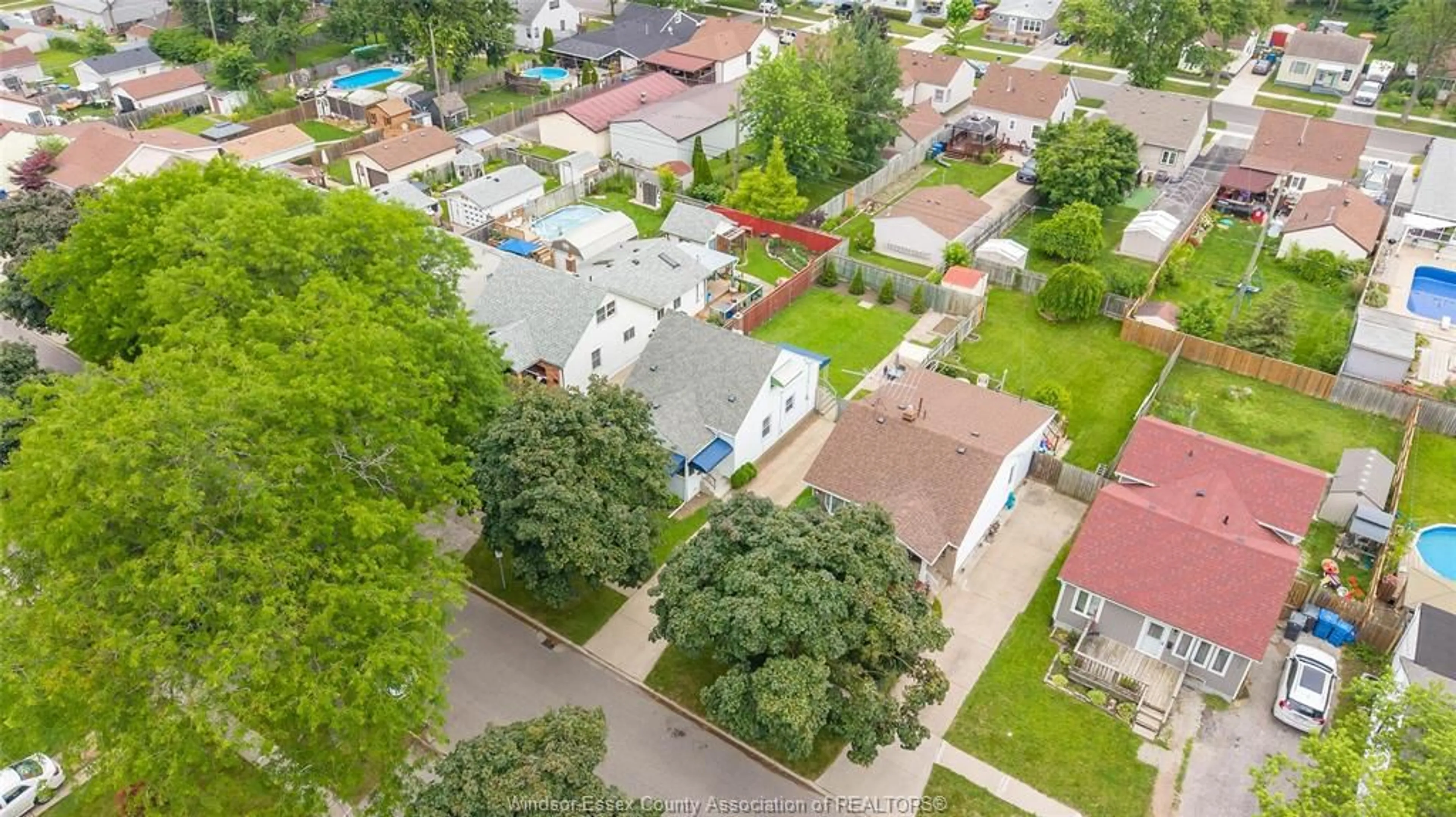 A pic from outside/outdoor area/front of a property/back of a property/a pic from drone, city buildings view from balcony for 1756 WESTCOTT Rd, Windsor Ontario N8Y 4C9