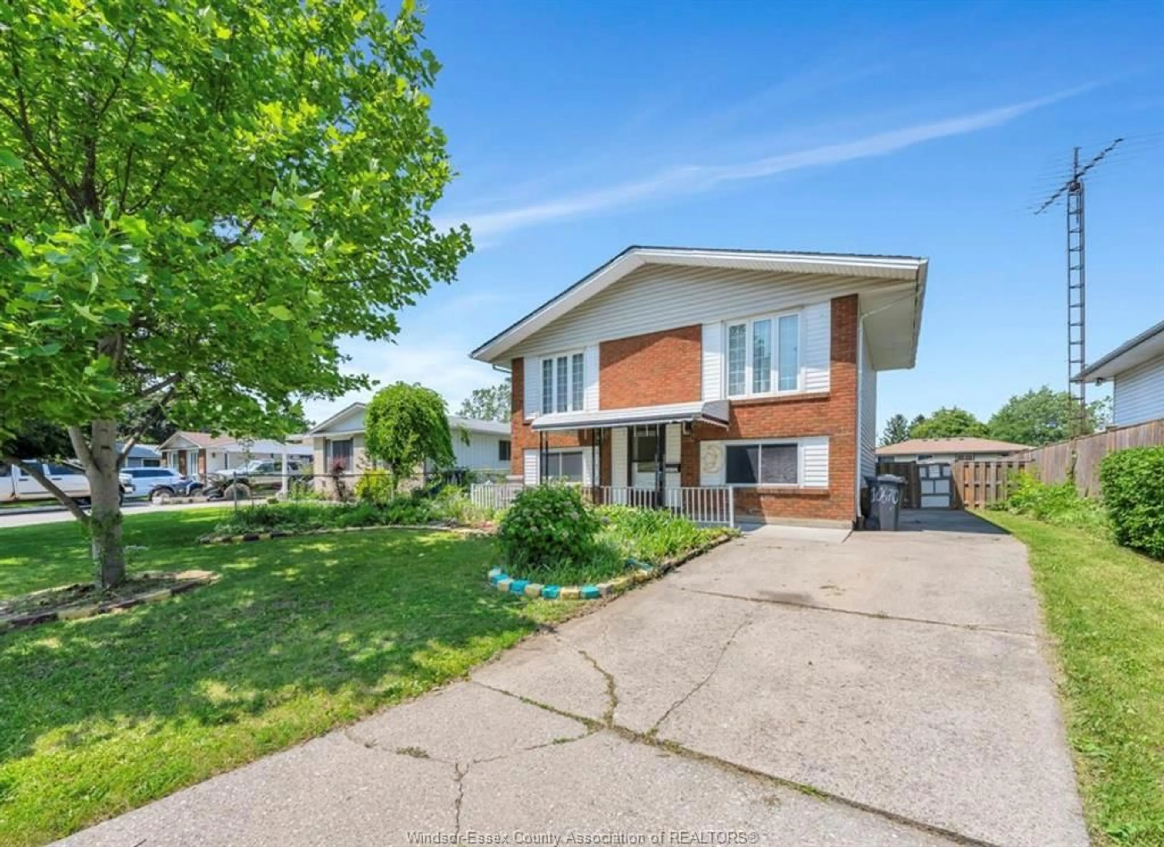 A pic from outside/outdoor area/front of a property/back of a property/a pic from drone, street for 10670 LAMBETH Rd, Windsor Ontario N8R 1C9