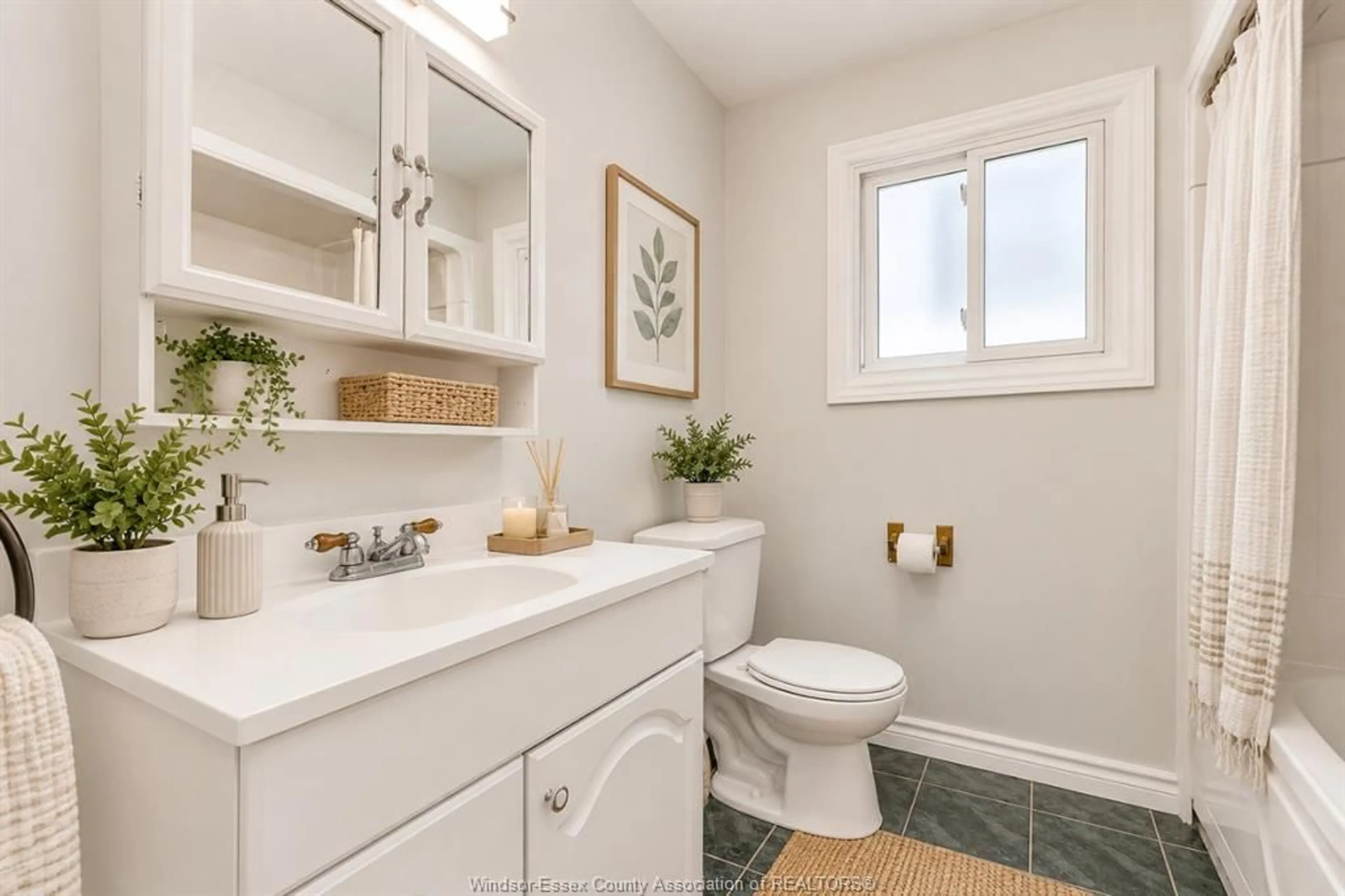 Standard bathroom, ceramic/tile floor for 744 MCKAY Ave, Windsor Ontario N9B 2A1