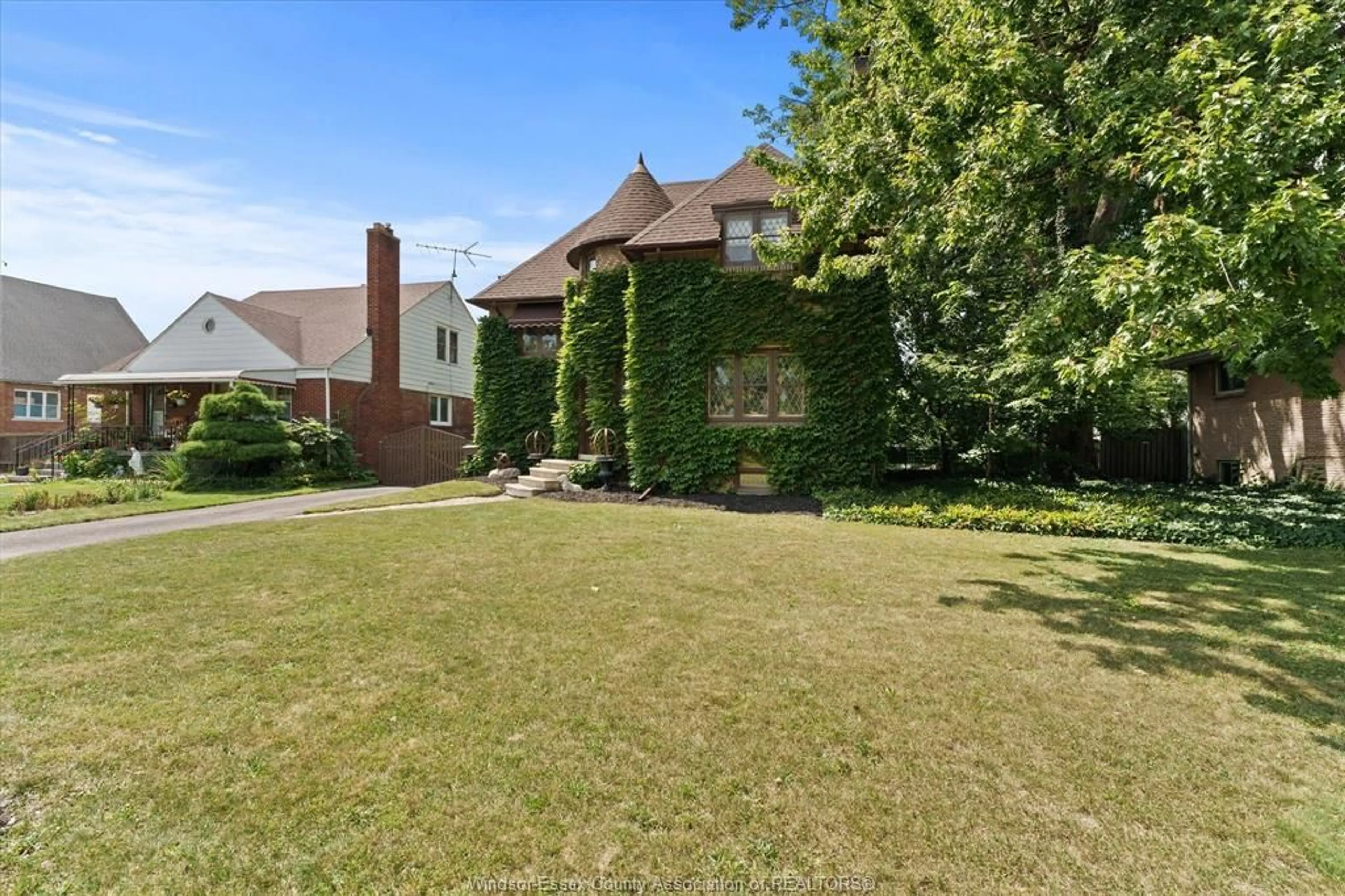 A pic from outside/outdoor area/front of a property/back of a property/a pic from drone, street for 1965 ROSSINI Blvd, Windsor Ontario N8N 4P6