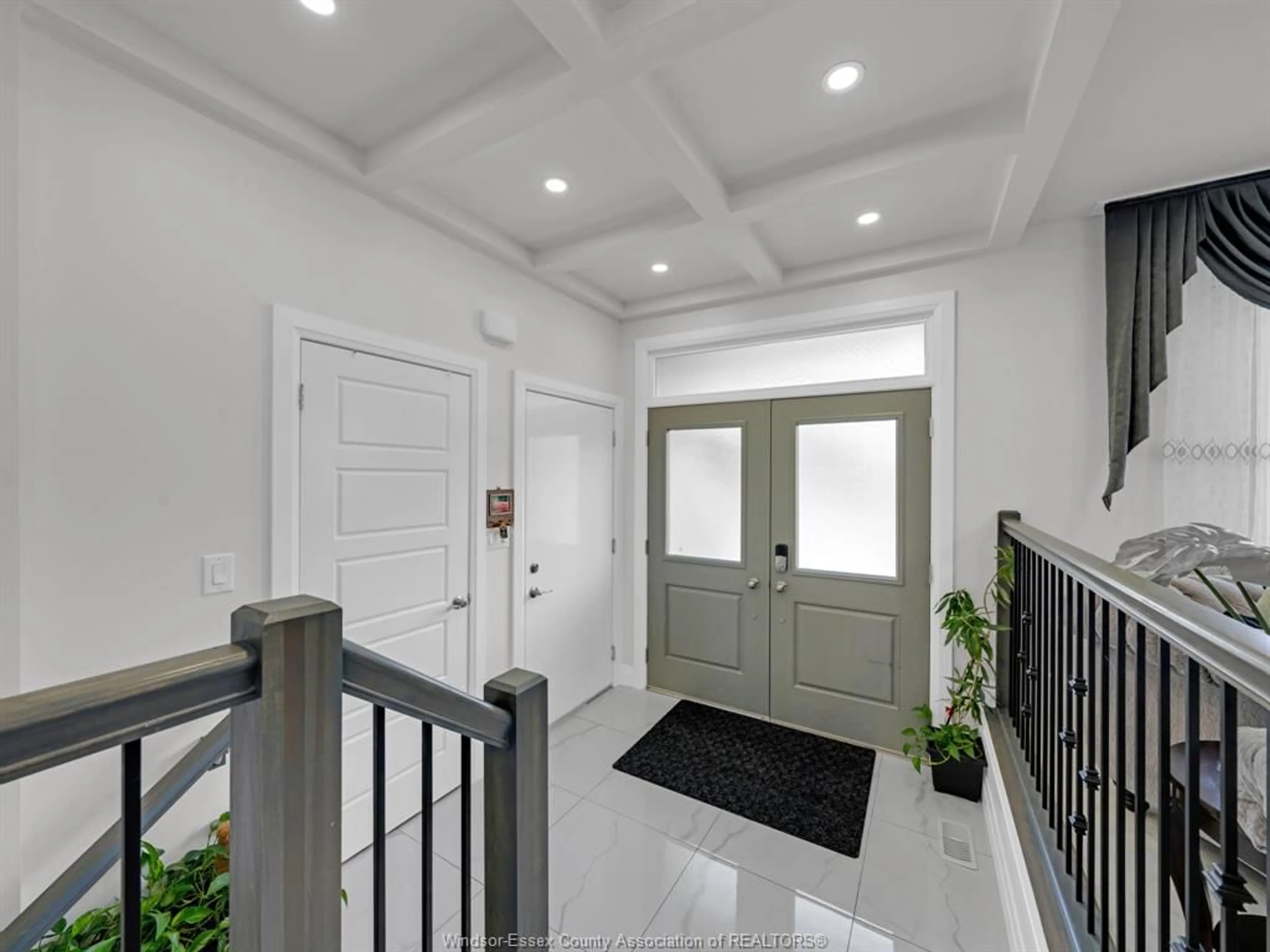 Indoor entryway for 233 Sandybrook Way, Kingsville Ontario N9Y 0A3