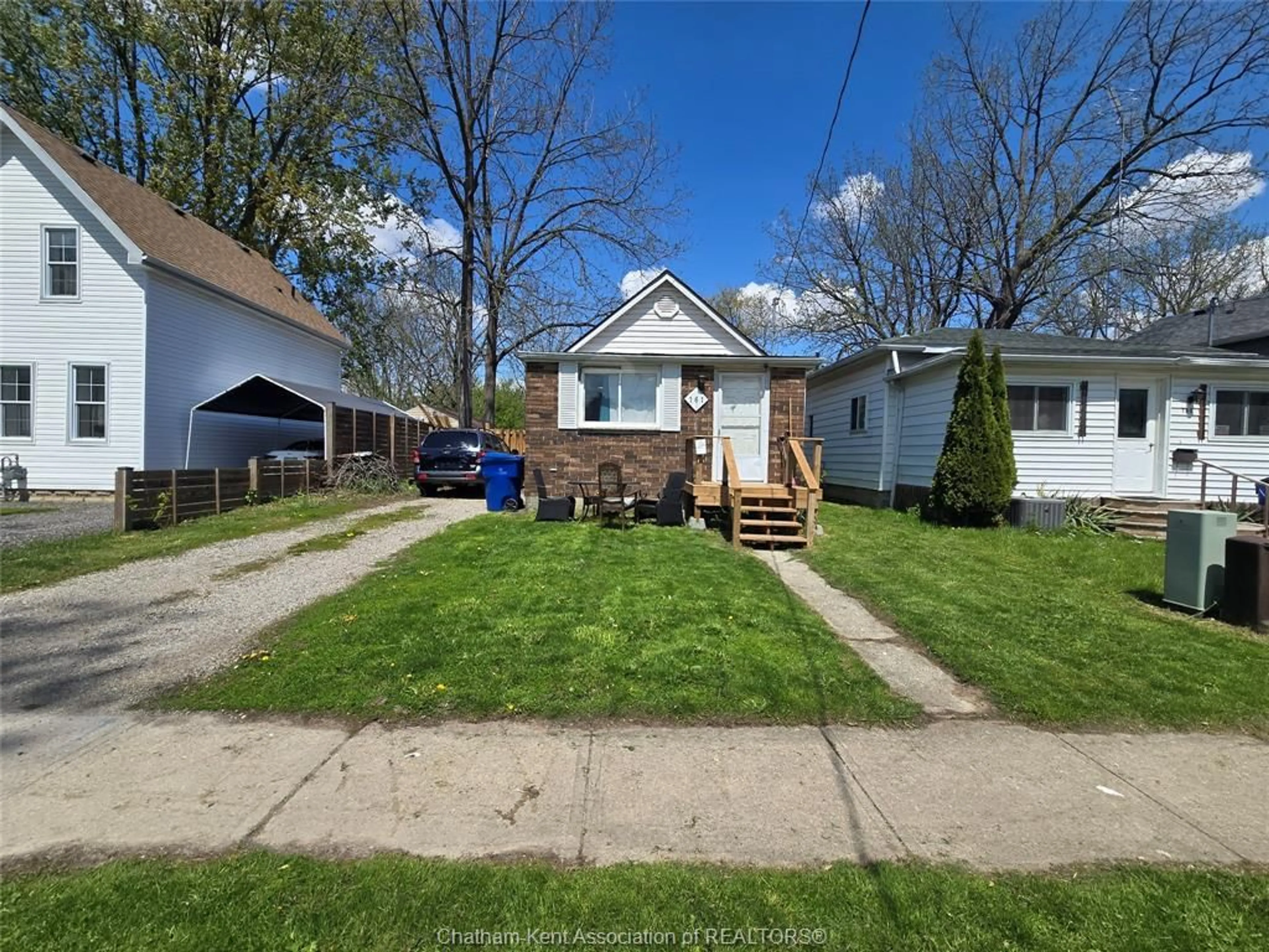 A pic from outside/outdoor area/front of a property/back of a property/a pic from drone, street for 161 Wellington St, Chatham Ontario N7M 3P2