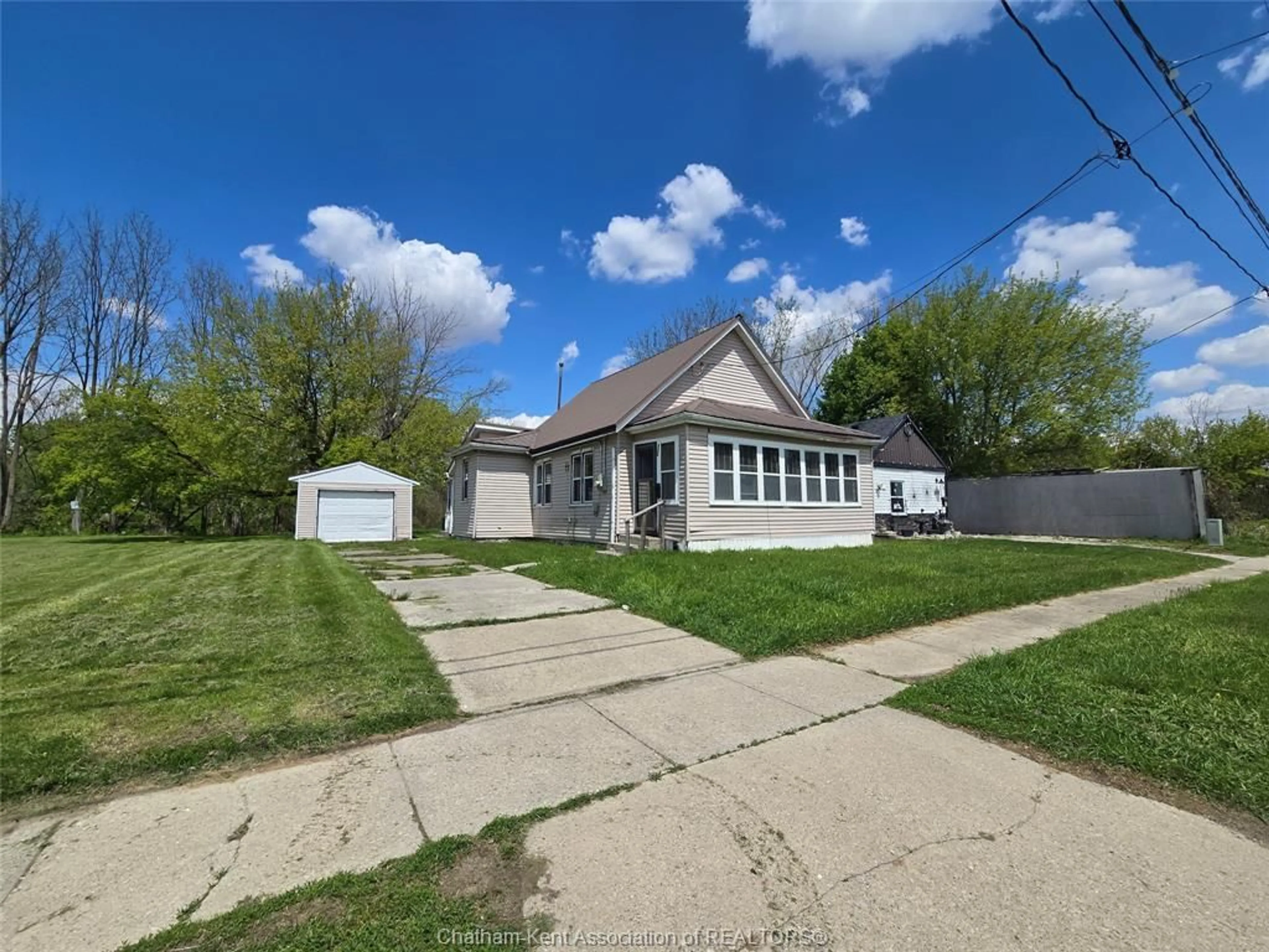 A pic from outside/outdoor area/front of a property/back of a property/a pic from drone, street for 253 King St, Chatham Ontario N7M 3N5