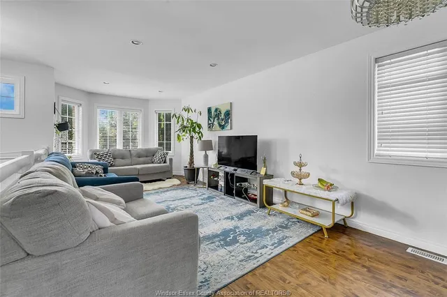692 DYNASTY, Windsor 4