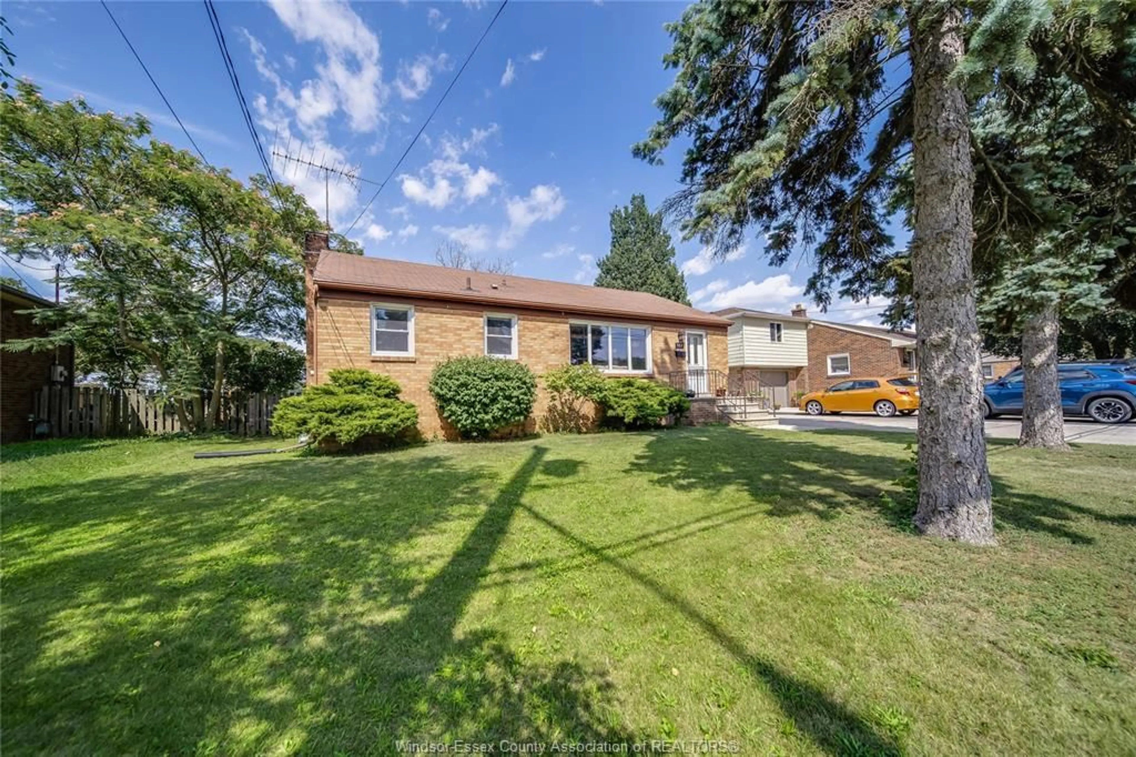 A pic from outside/outdoor area/front of a property/back of a property/a pic from drone, street for 557 VICTORY, LaSalle Ontario N9J 1V5