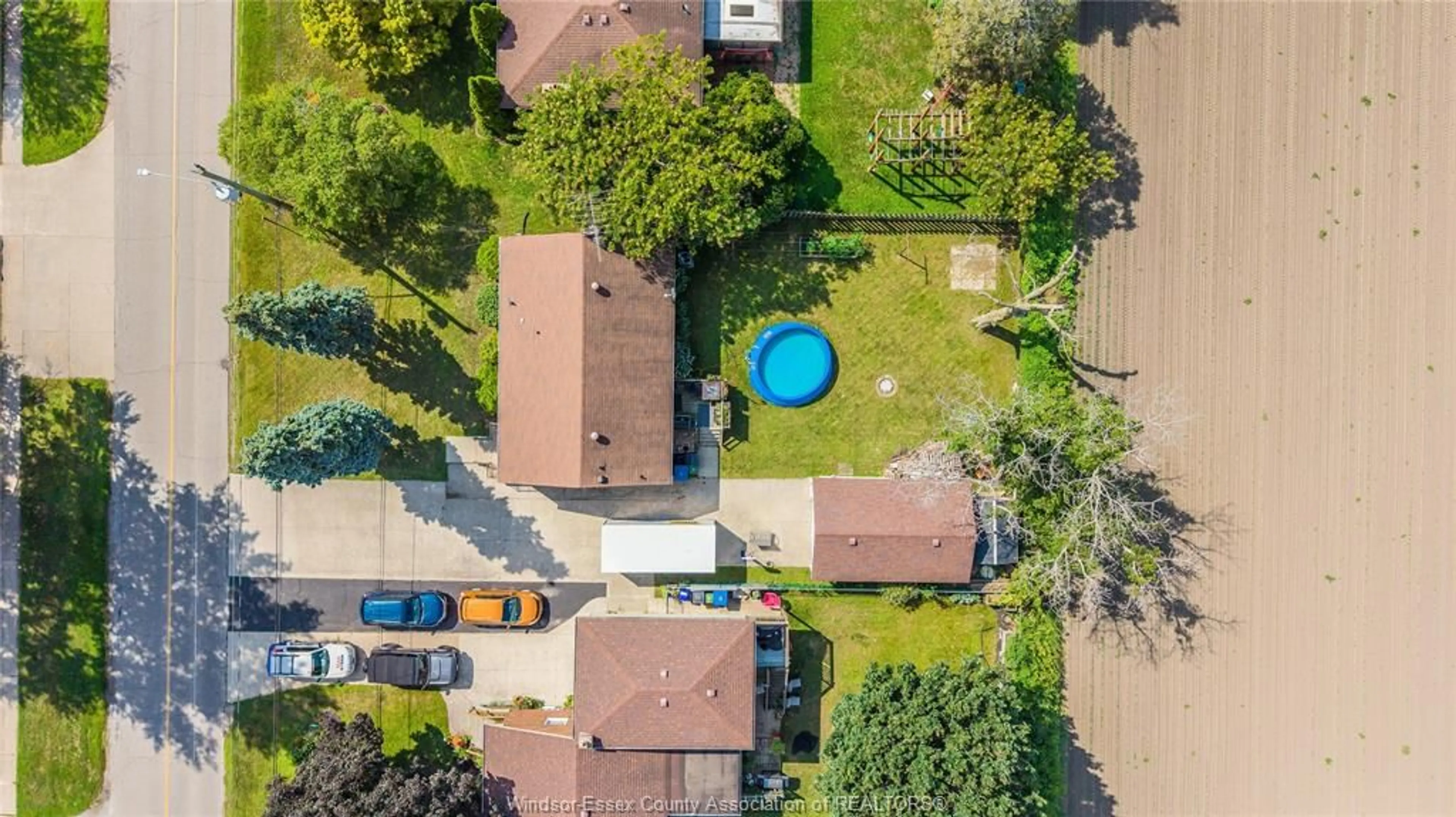 A pic from outside/outdoor area/front of a property/back of a property/a pic from drone, street for 557 VICTORY, LaSalle Ontario N9J 1V5