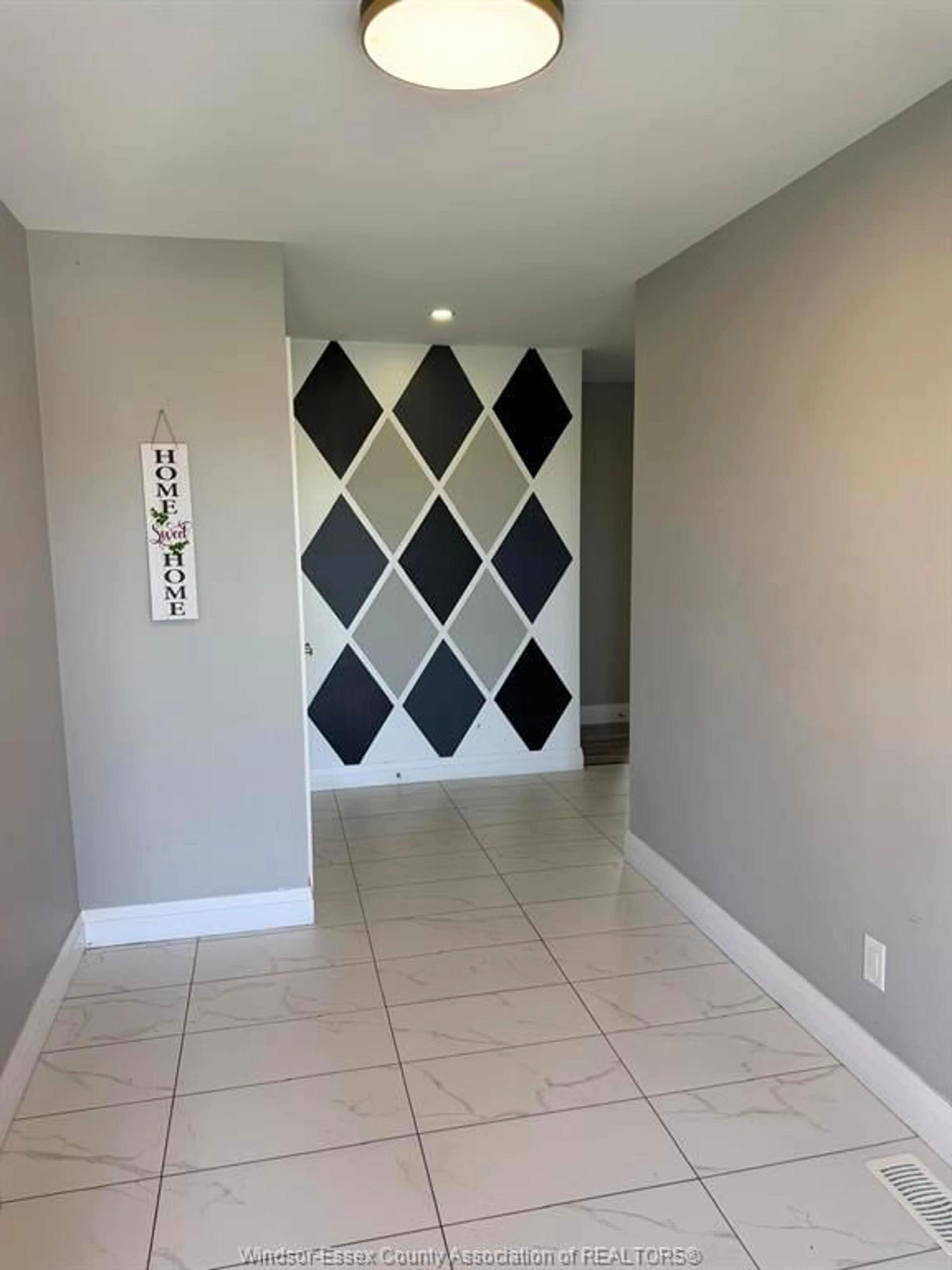 Indoor entryway for 16 BETTY Crt, Chatham Ontario N7M 0T9