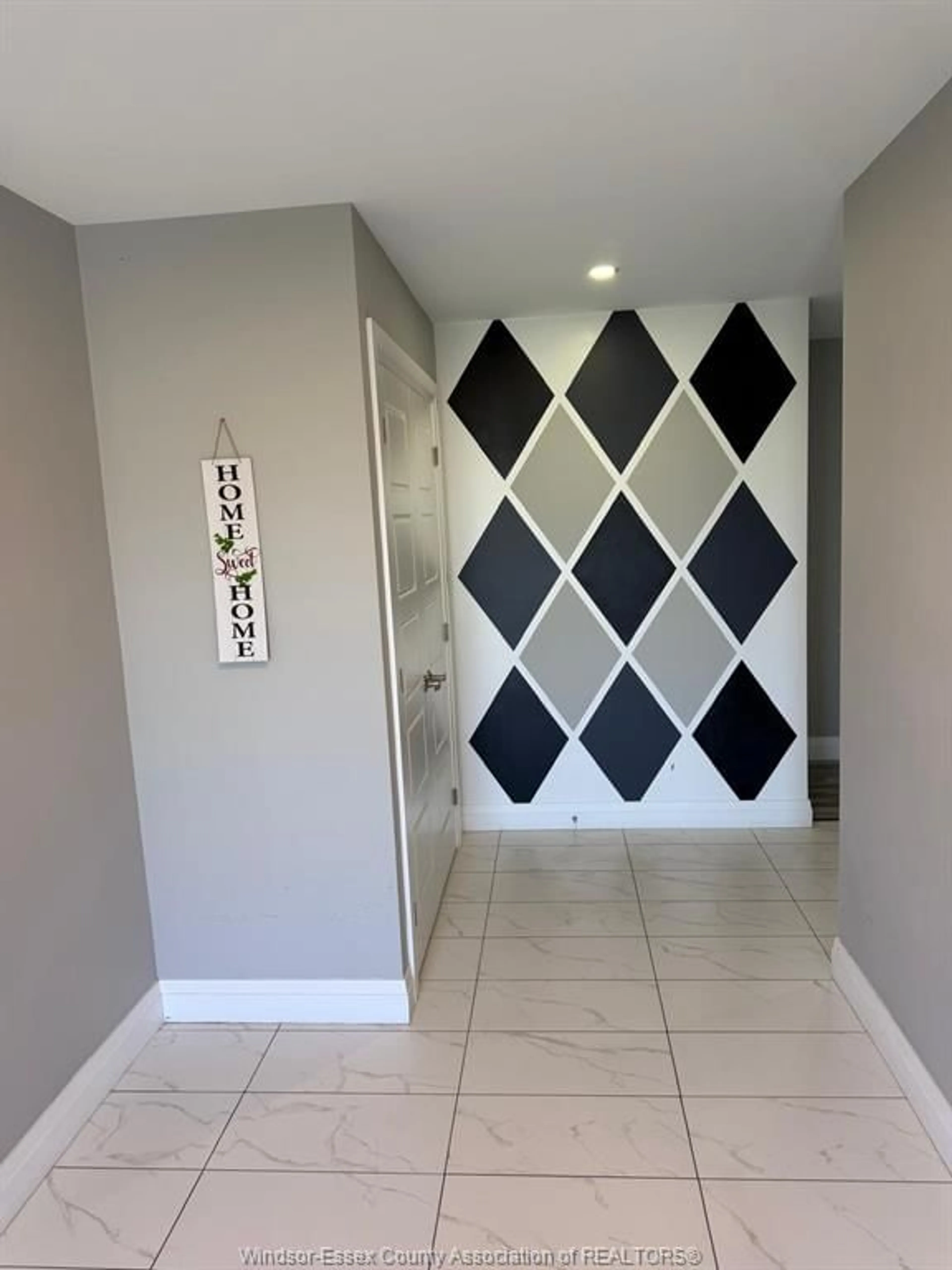 Indoor entryway for 16 BETTY Crt, Chatham Ontario N7M 0T9