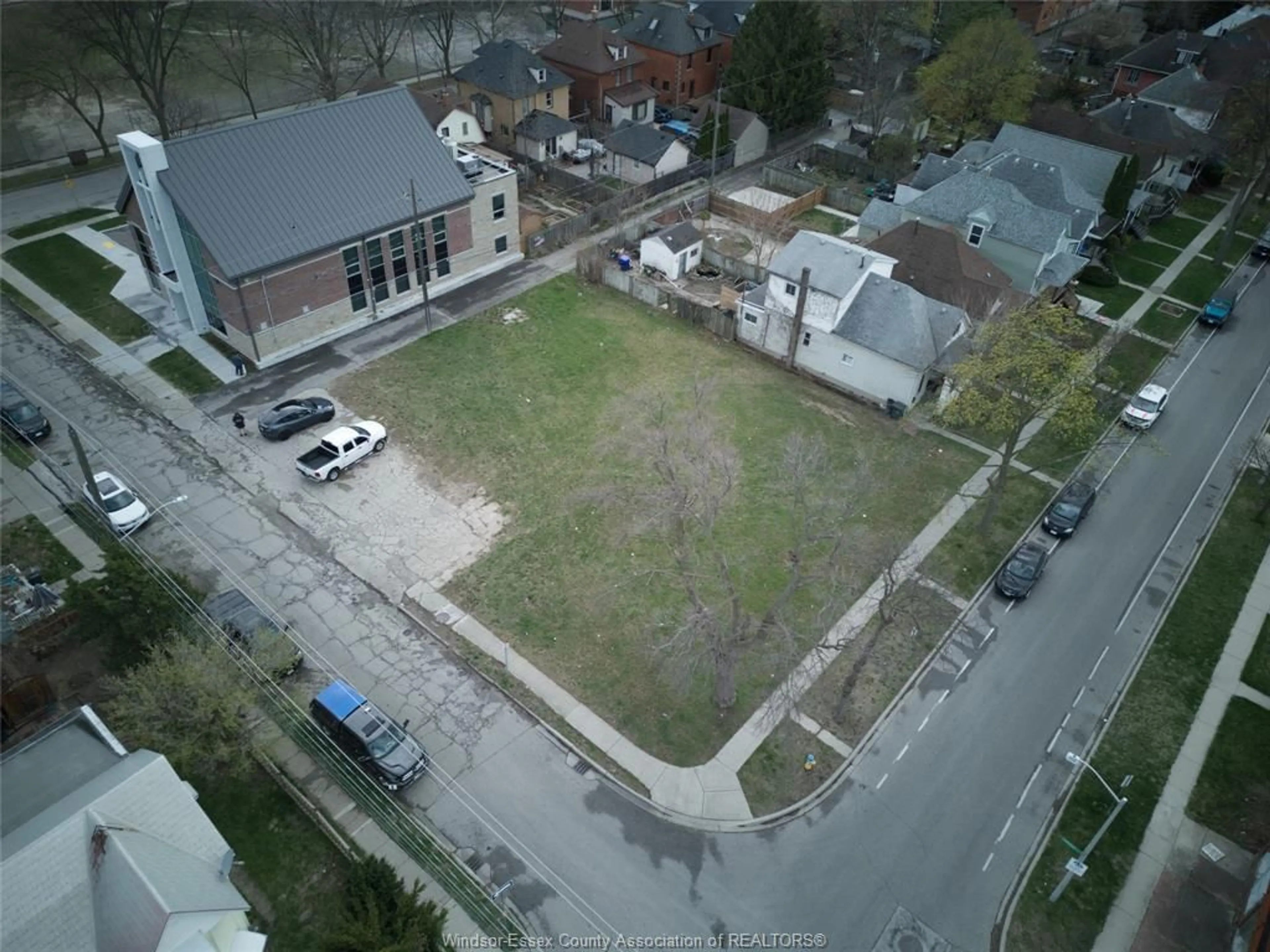 A pic from outside/outdoor area/front of a property/back of a property/a pic from drone, street for 808 Lincoln, Windsor Ontario N8Y 2H1