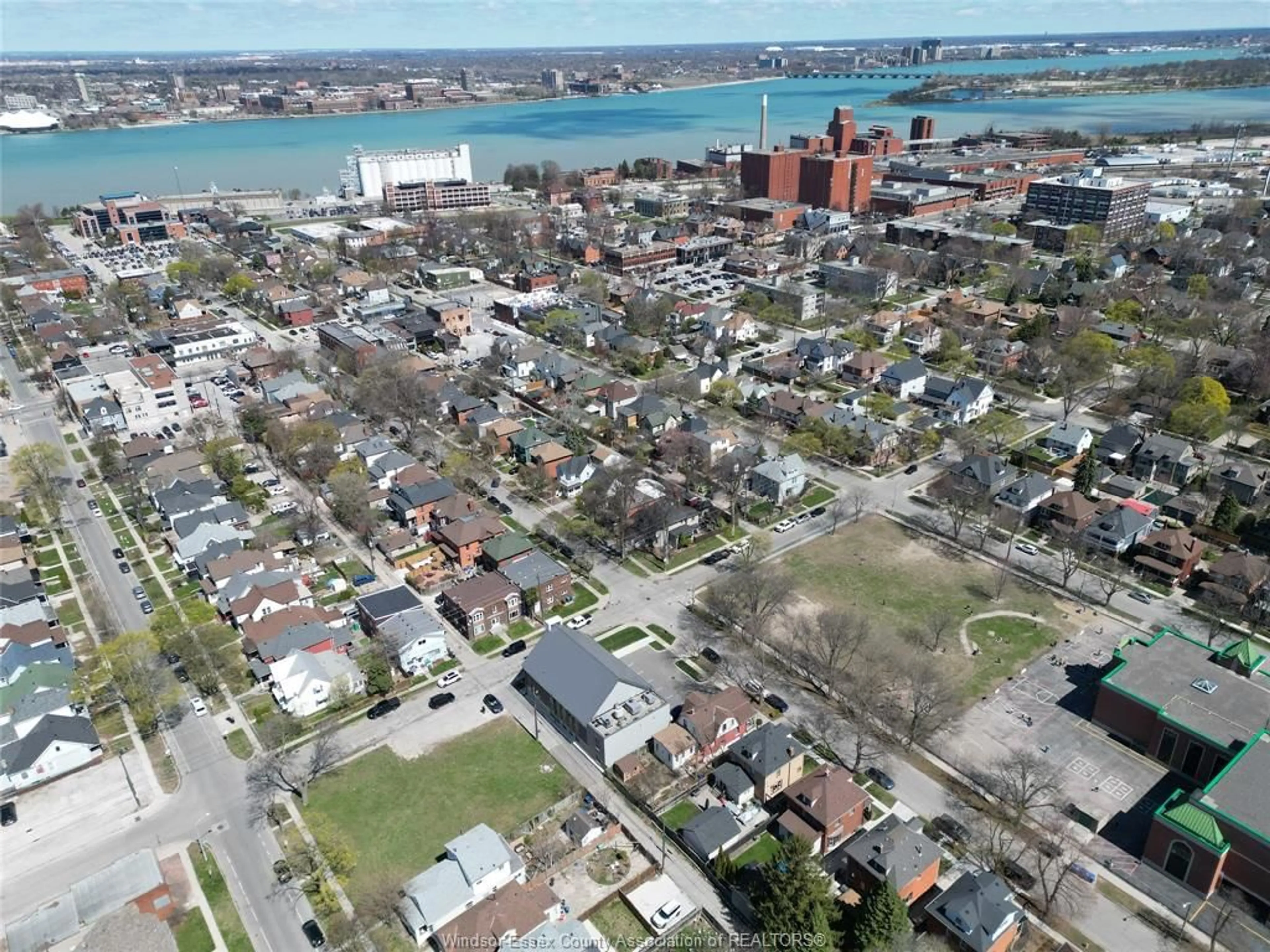 A pic from outside/outdoor area/front of a property/back of a property/a pic from drone, street for 808 Lincoln, Windsor Ontario N8Y 2H1