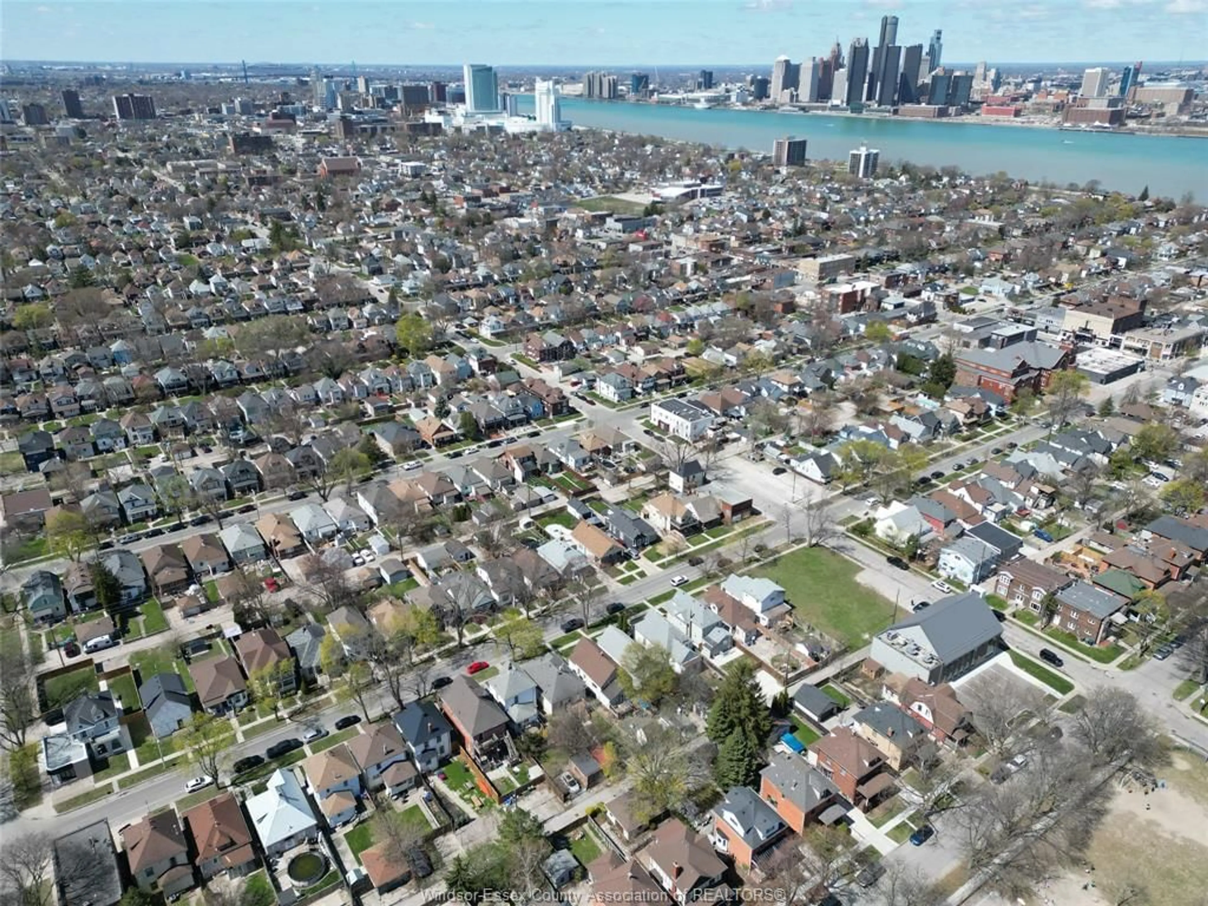 A pic from outside/outdoor area/front of a property/back of a property/a pic from drone, street for 808 Lincoln, Windsor Ontario N8Y 2H1