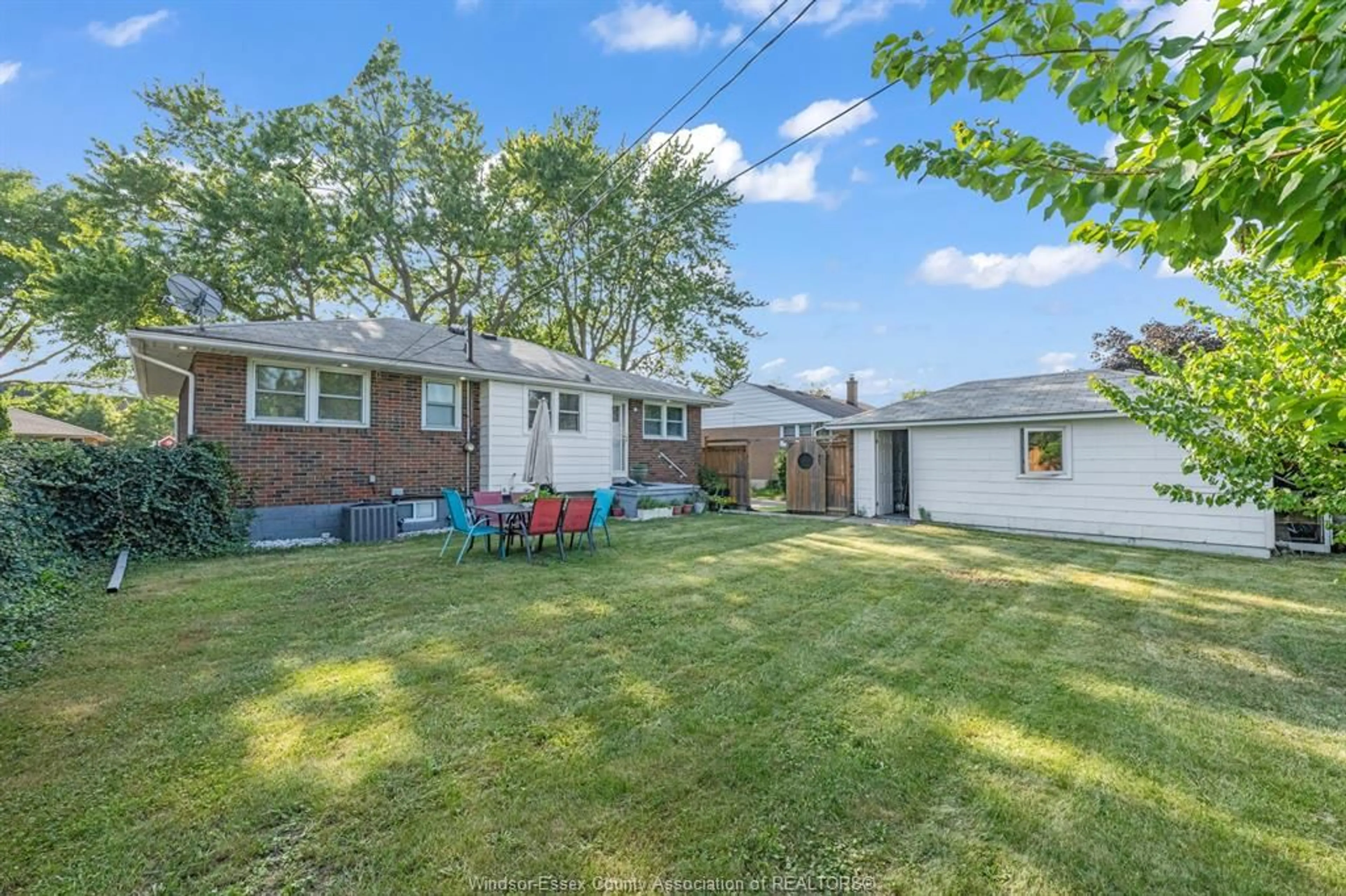A pic from outside/outdoor area/front of a property/back of a property/a pic from drone, street for 3226 WOODLAWN Ave, Windsor Ontario N8W 2J2