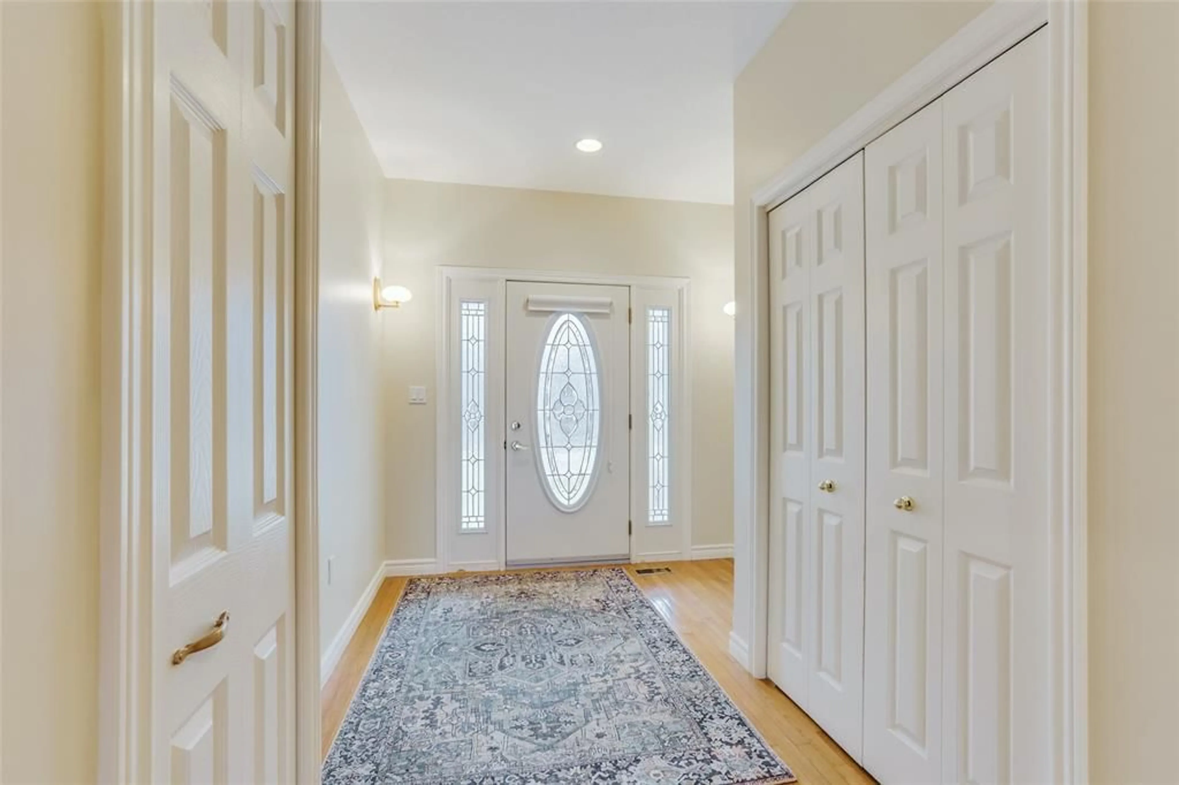 Indoor entryway for 41 SUNSET Ave, Warwick-Watford Ontario N0M 1S0