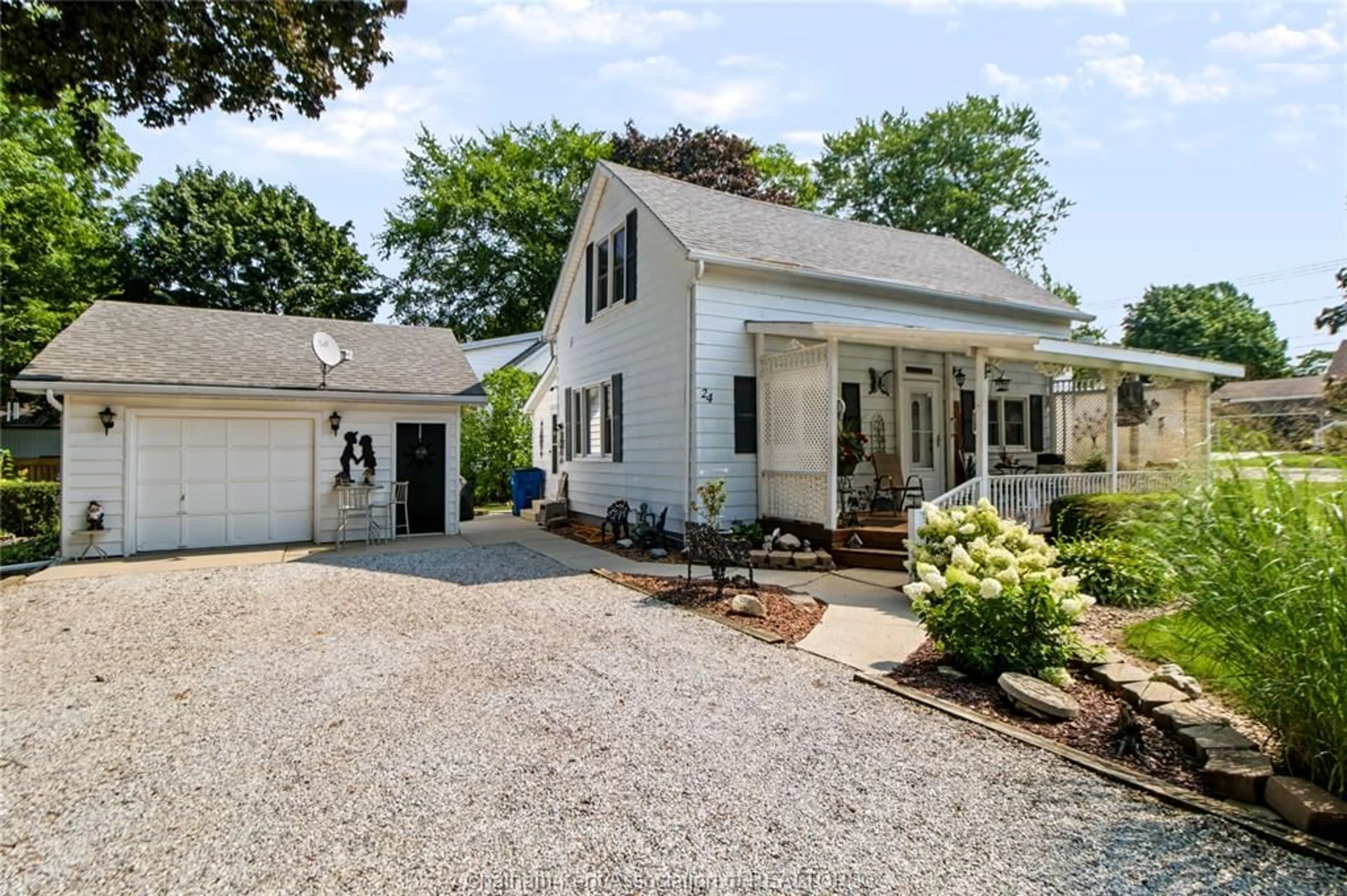 Home with vinyl exterior material, street for 24 RICHARD St, Ridgetown Ontario N0P 2C0