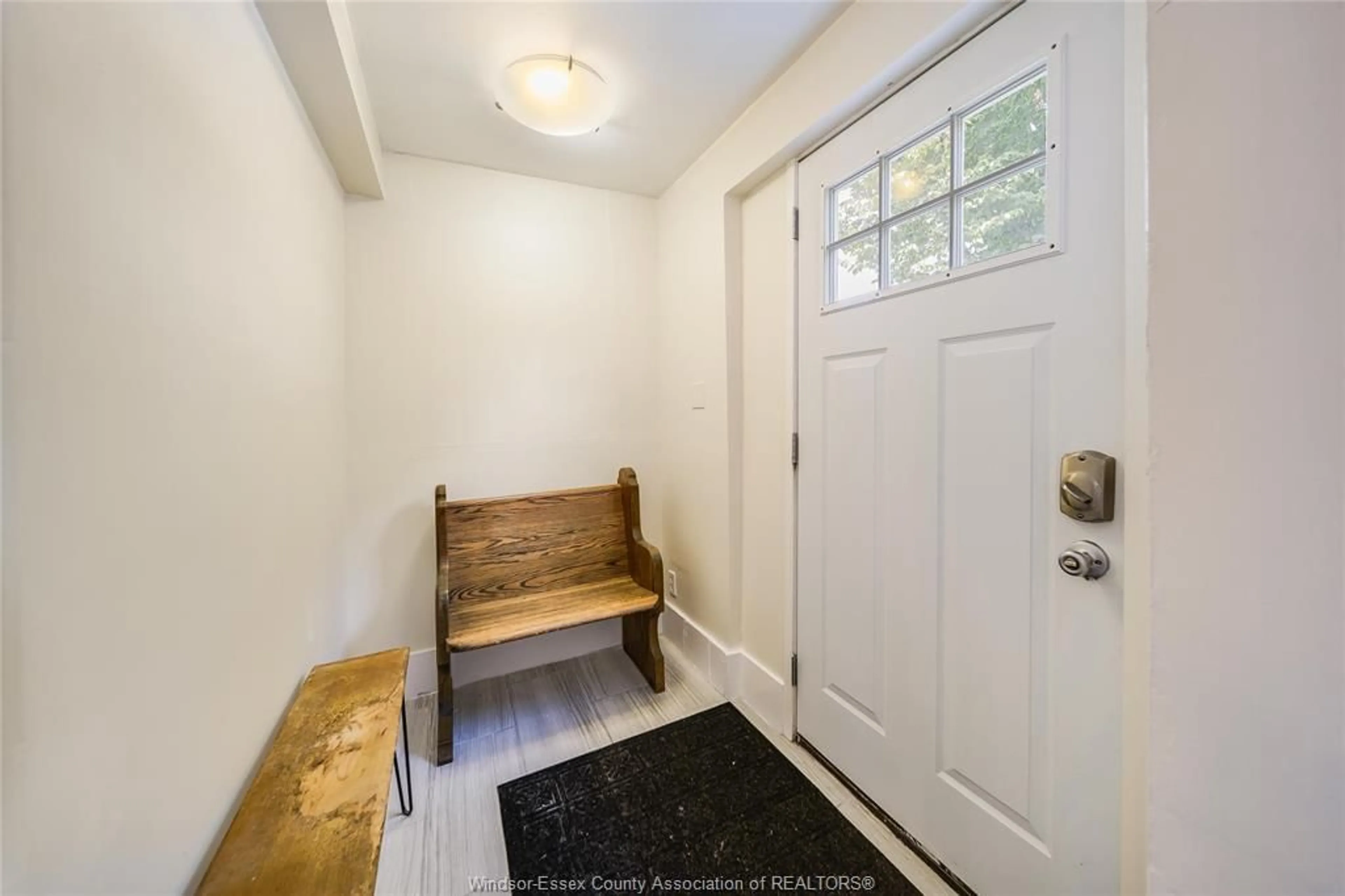 Indoor entryway for 1641 HALL Ave, Windsor Ontario N8X 4S2
