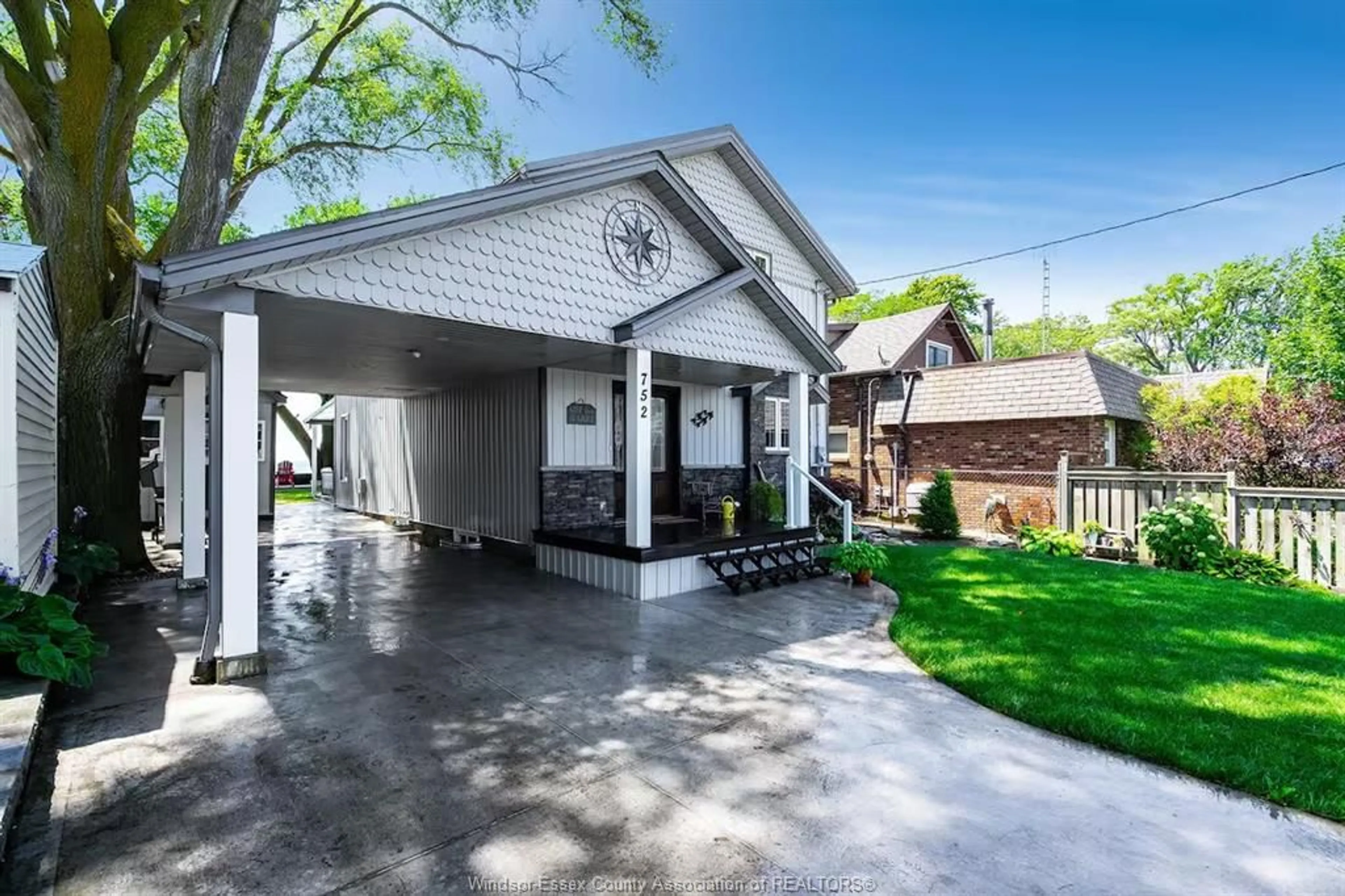 Home with vinyl exterior material, street for 752 Point Pelee, Leamington Ontario N8H 3V4