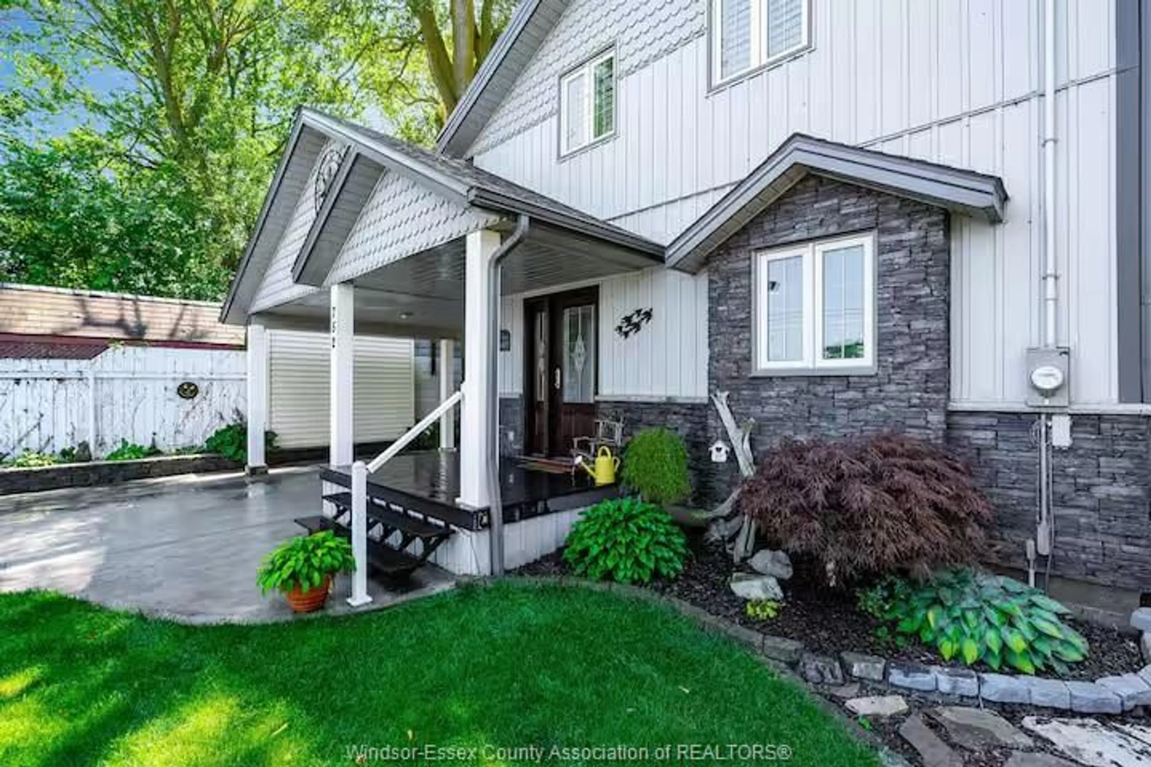 Home with vinyl exterior material, street for 752 Point Pelee, Leamington Ontario N8H 3V4