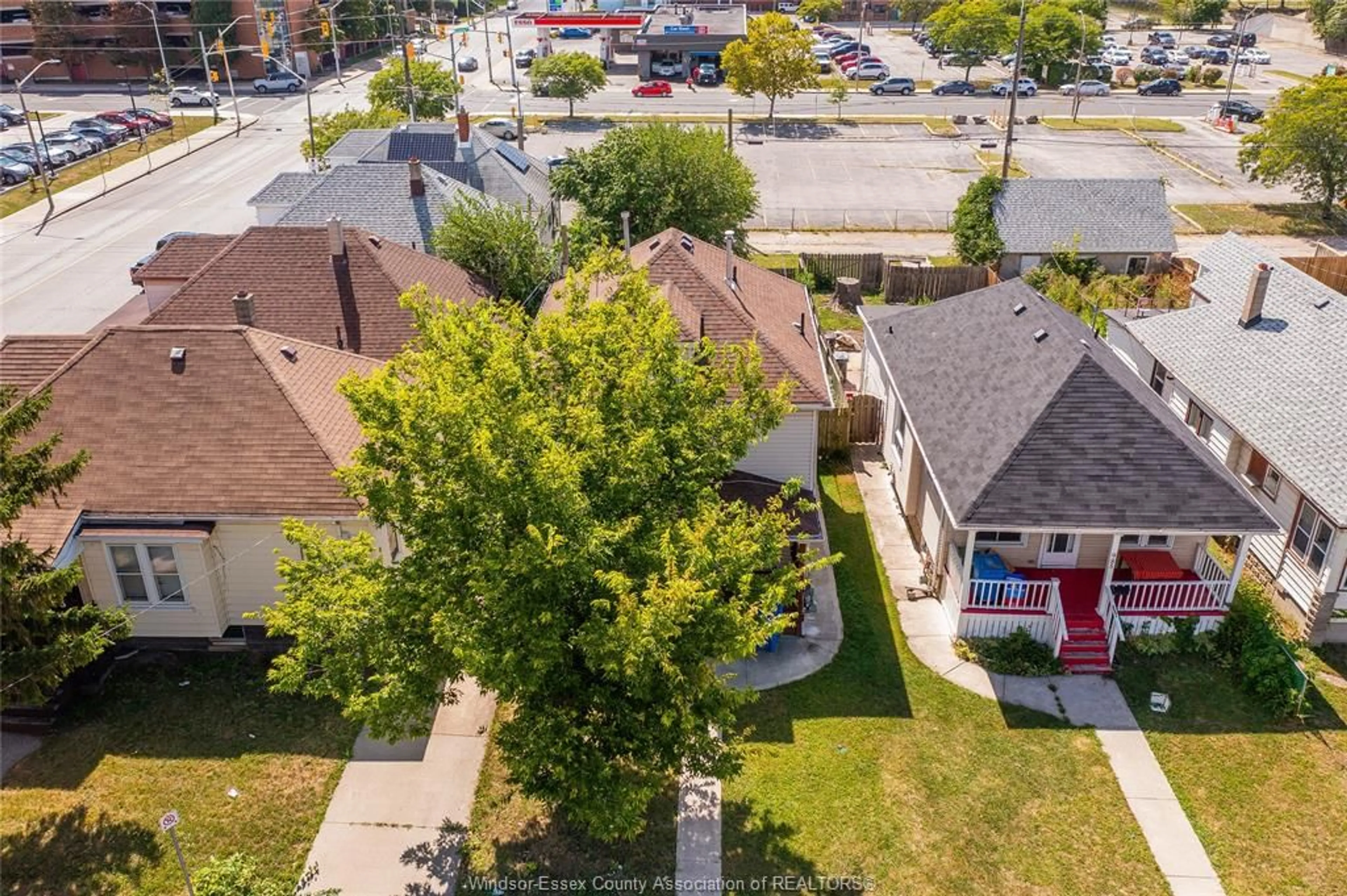 A pic from outside/outdoor area/front of a property/back of a property/a pic from drone, street for 989 WINDSOR Ave, Windsor Ontario N9A 1K1
