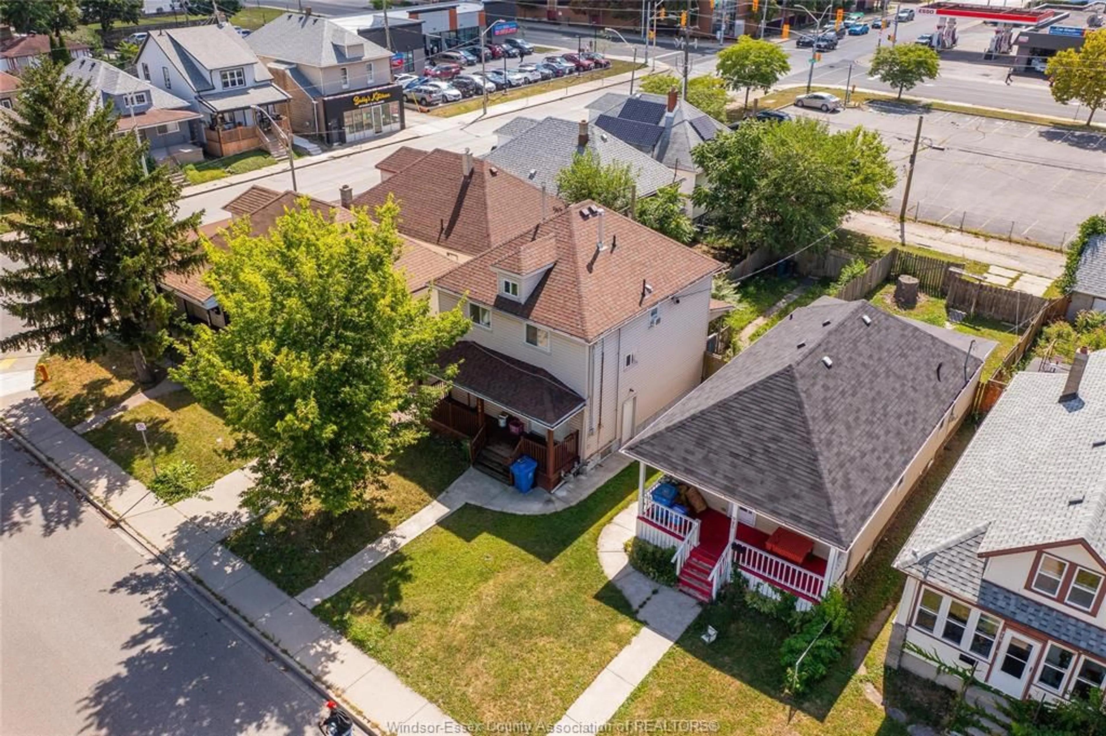 A pic from outside/outdoor area/front of a property/back of a property/a pic from drone, street for 989 WINDSOR Ave, Windsor Ontario N9A 1K1