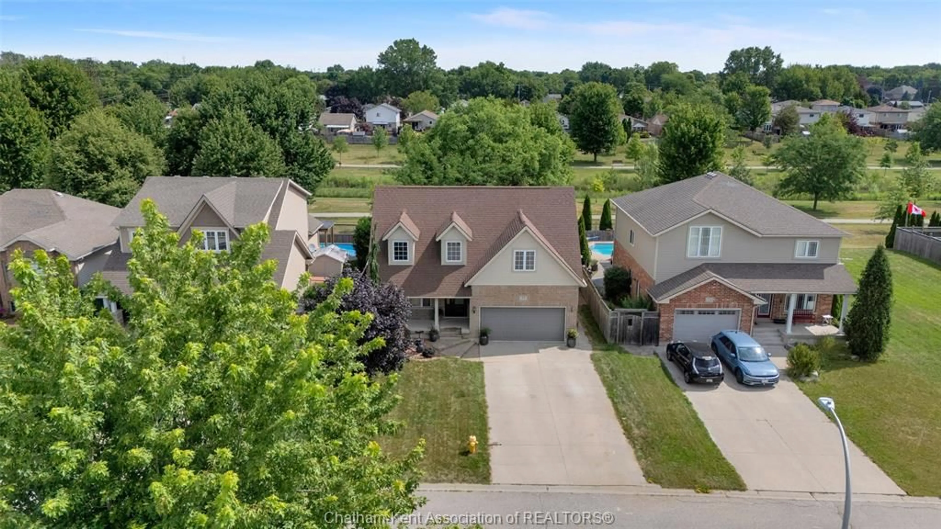 A pic from outside/outdoor area/front of a property/back of a property/a pic from drone, street for 32 Sherwood Crt, Chatham Ontario N7M 6L3
