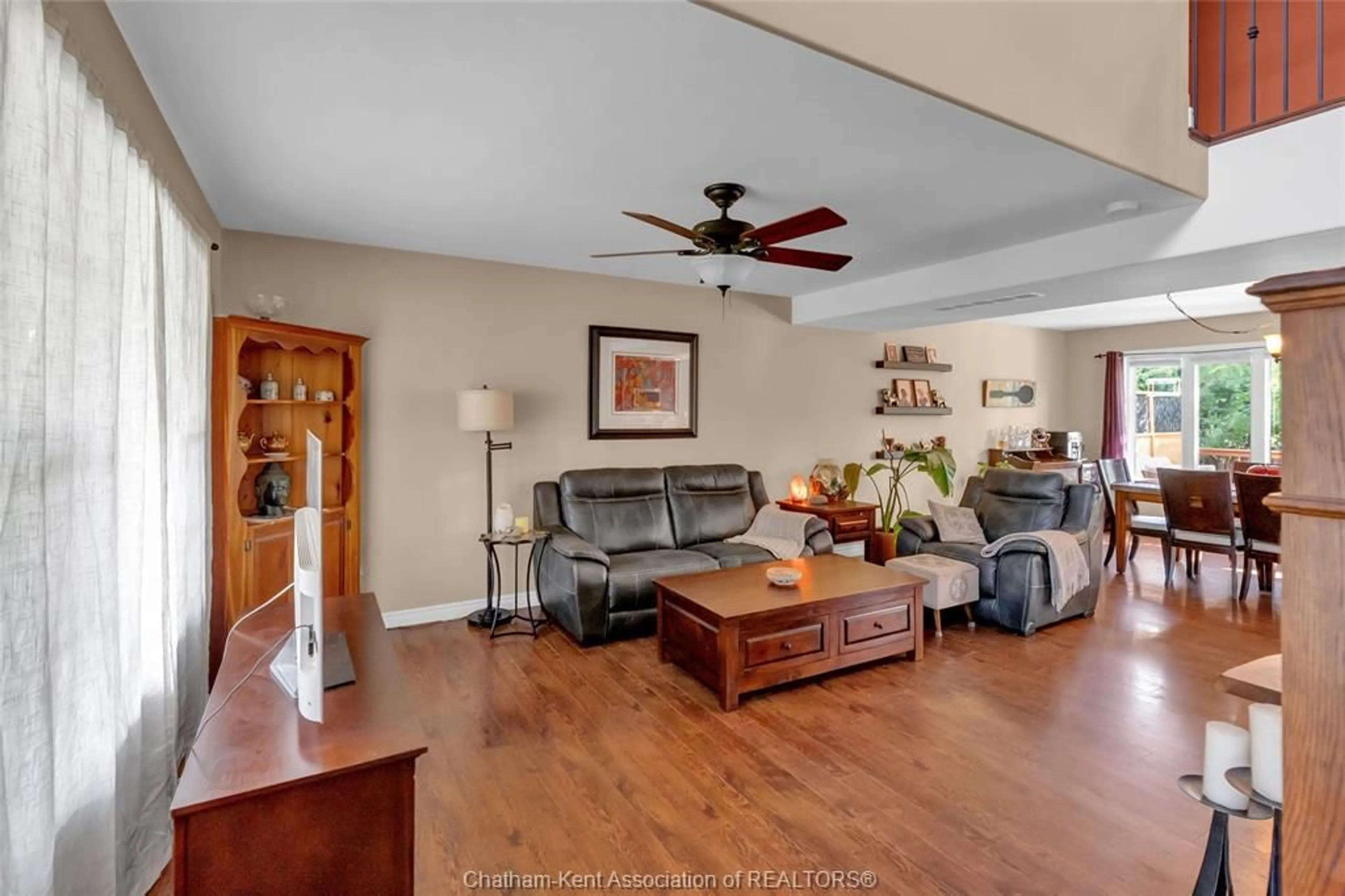 Living room with furniture, unknown for 32 Sherwood Crt, Chatham Ontario N7M 6L3