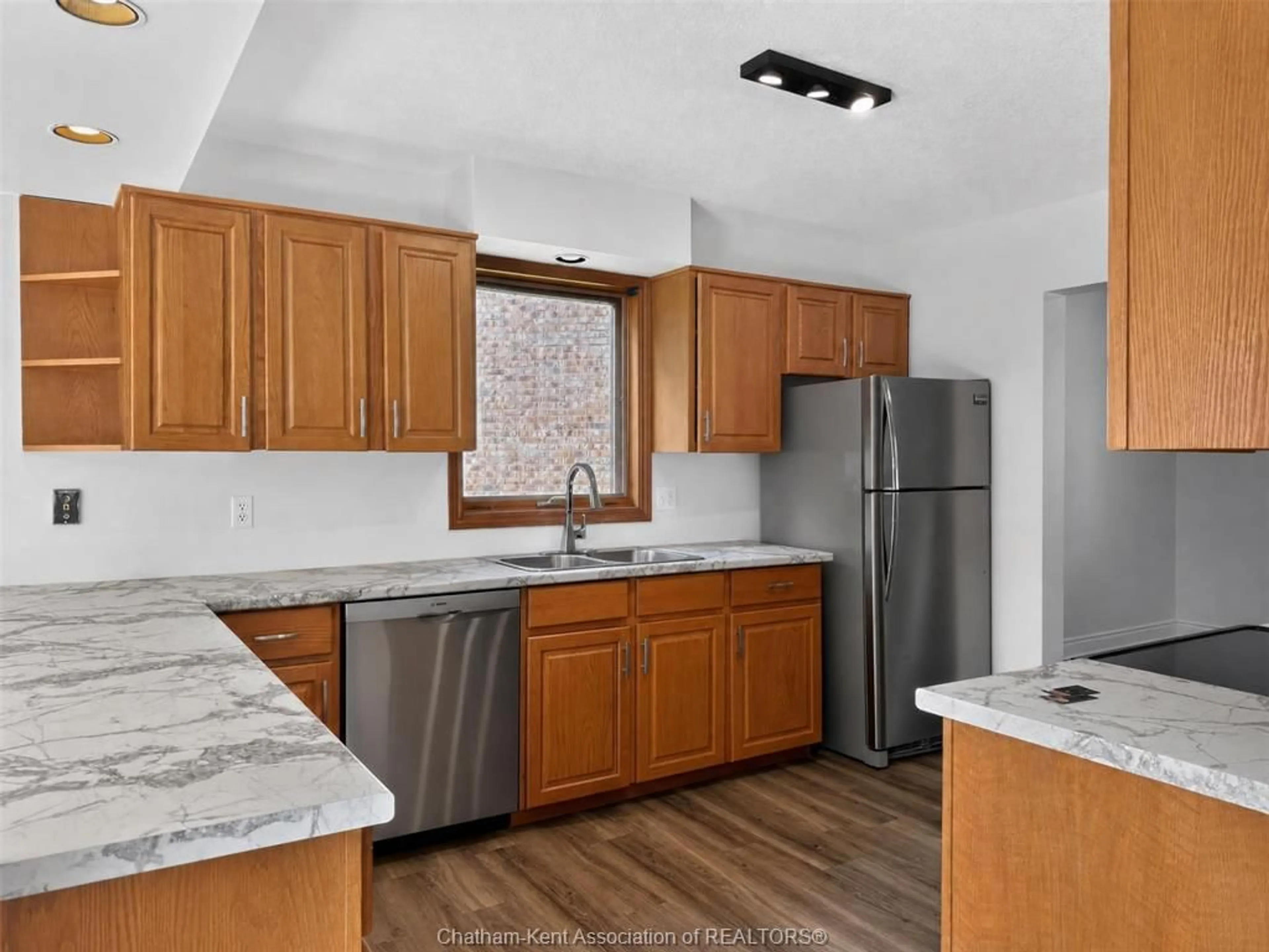 Standard kitchen, unknown for 102 NORTHERN PINE Pl, Chatham Ontario N7L 5K2