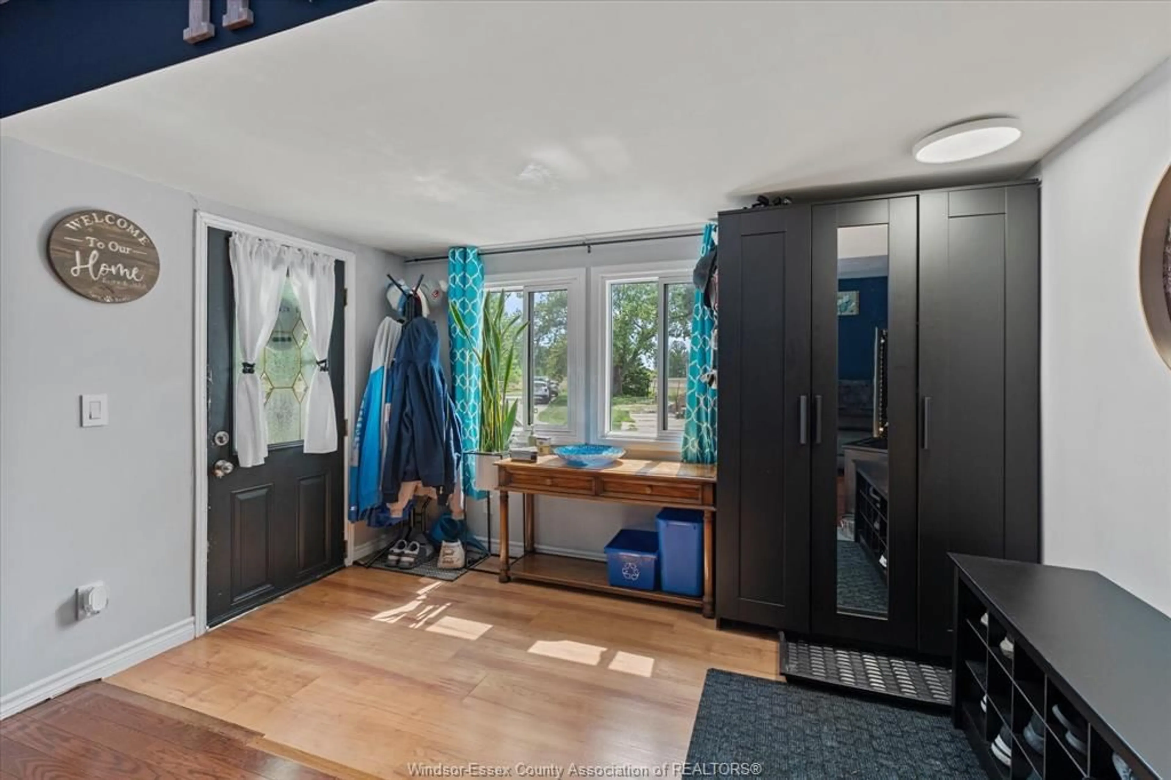 Indoor entryway for 5 Oak Crt, McGregor Ontario N0R 1J0