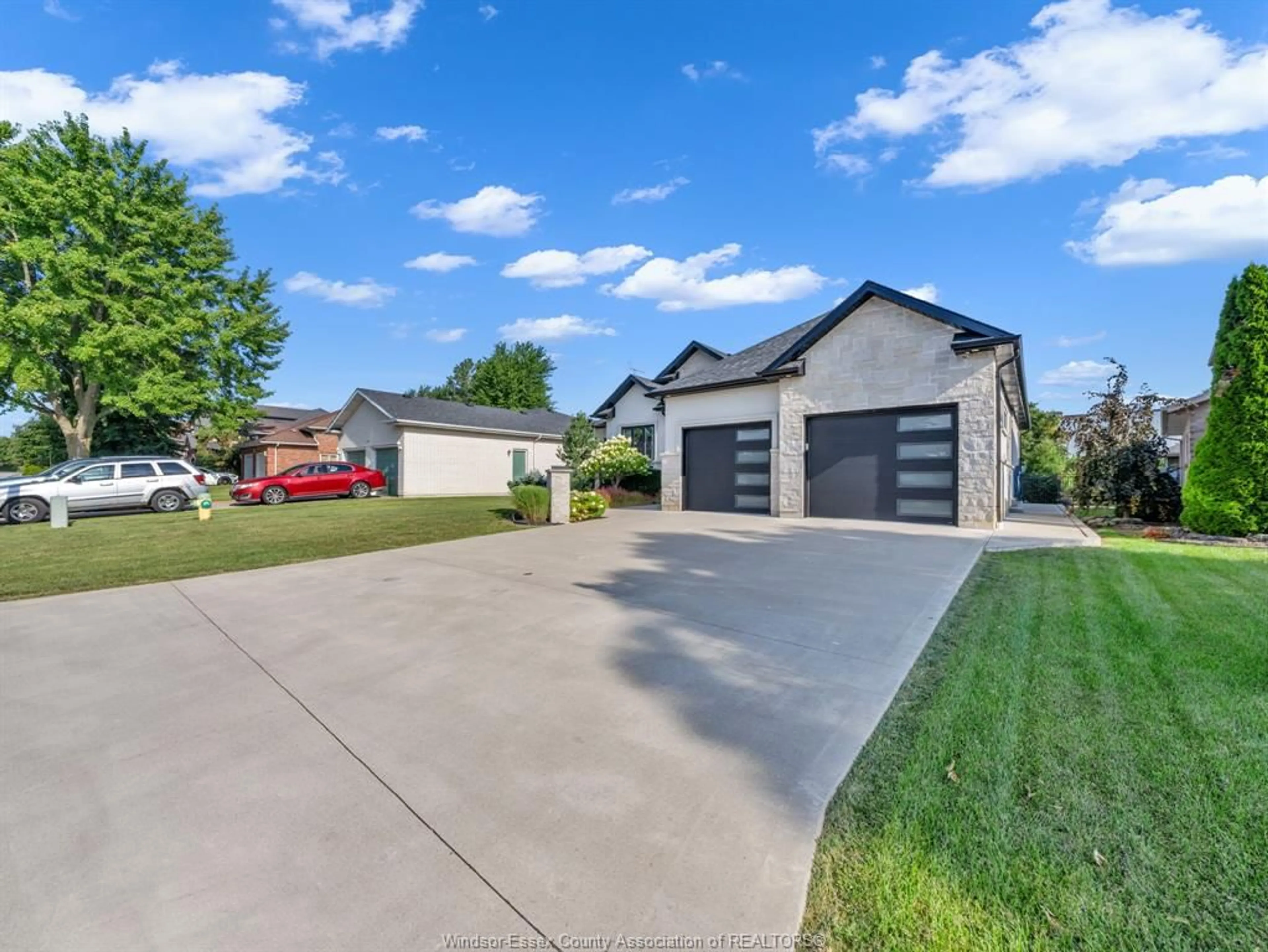 A pic from outside/outdoor area/front of a property/back of a property/a pic from drone, street for 22 SHAWNEE Crt, Leamington Ontario N8H 5A8