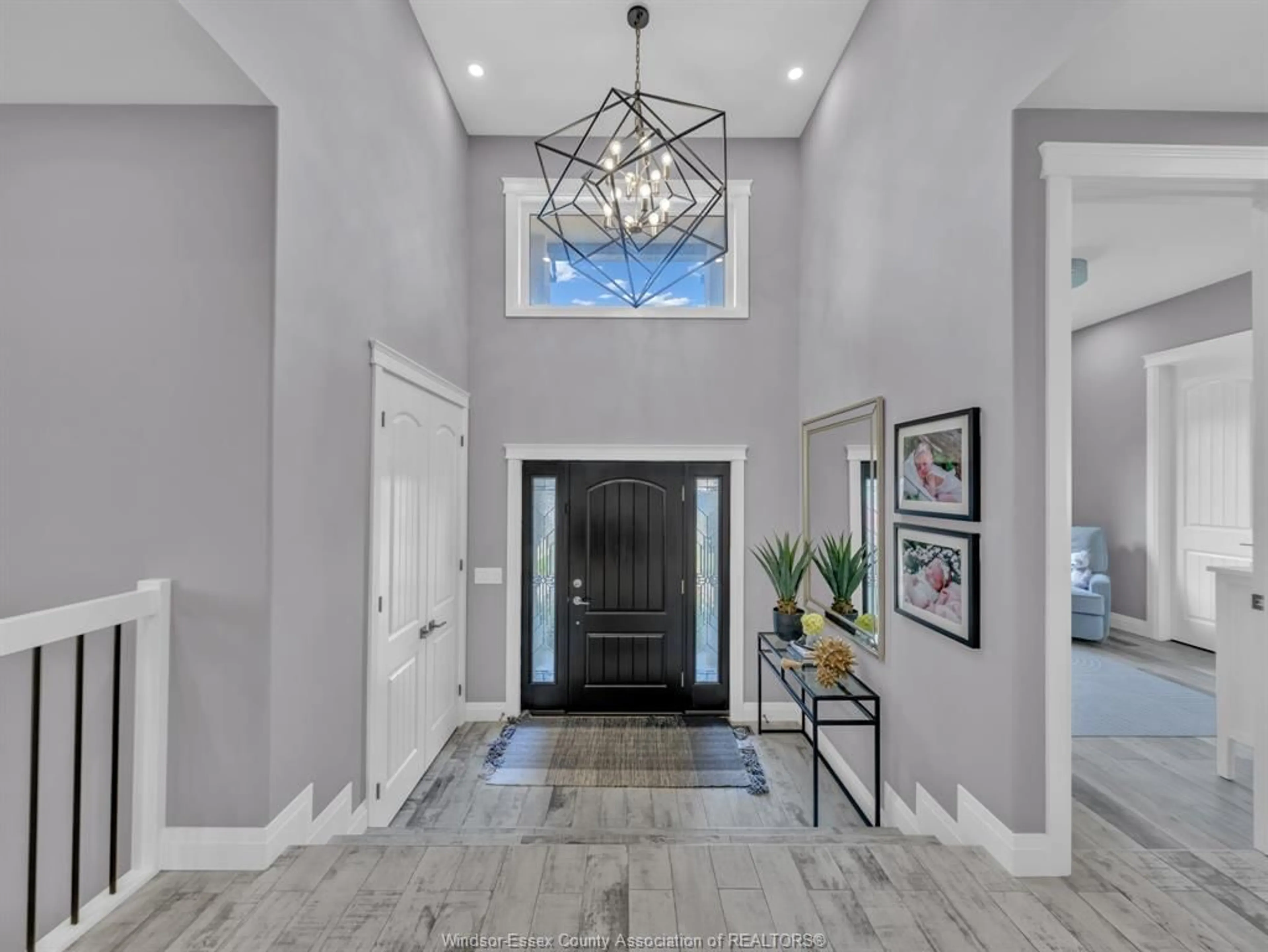 Indoor entryway for 22 SHAWNEE Crt, Leamington Ontario N8H 5A8
